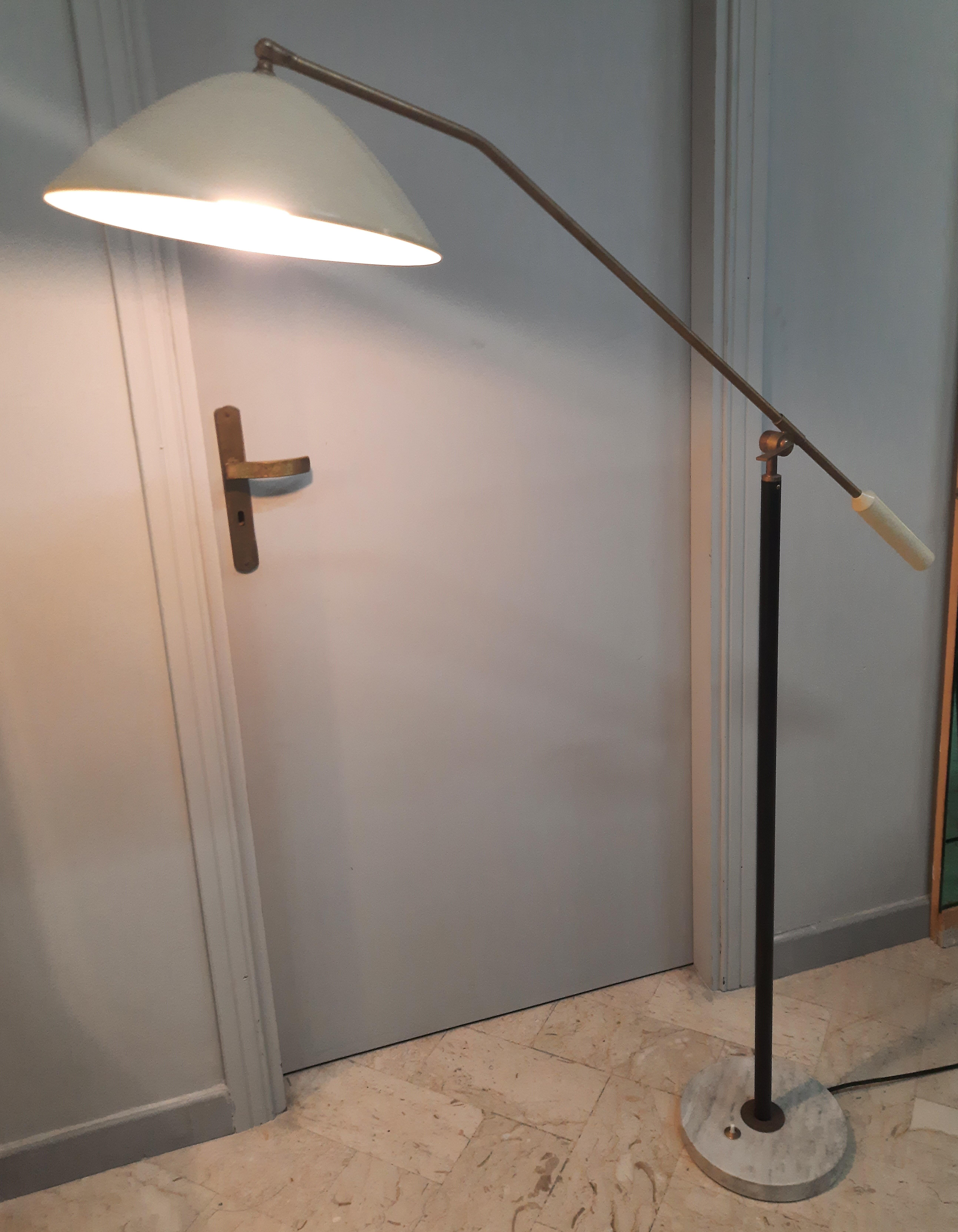 Direntable and adjustable floor lamp. Painted metal lampshade, brass frame with marble base. Good conditions. Working order. 1950s approximately. The diameter of the lampshade is 35cm, the open shade measures about 186cm.
