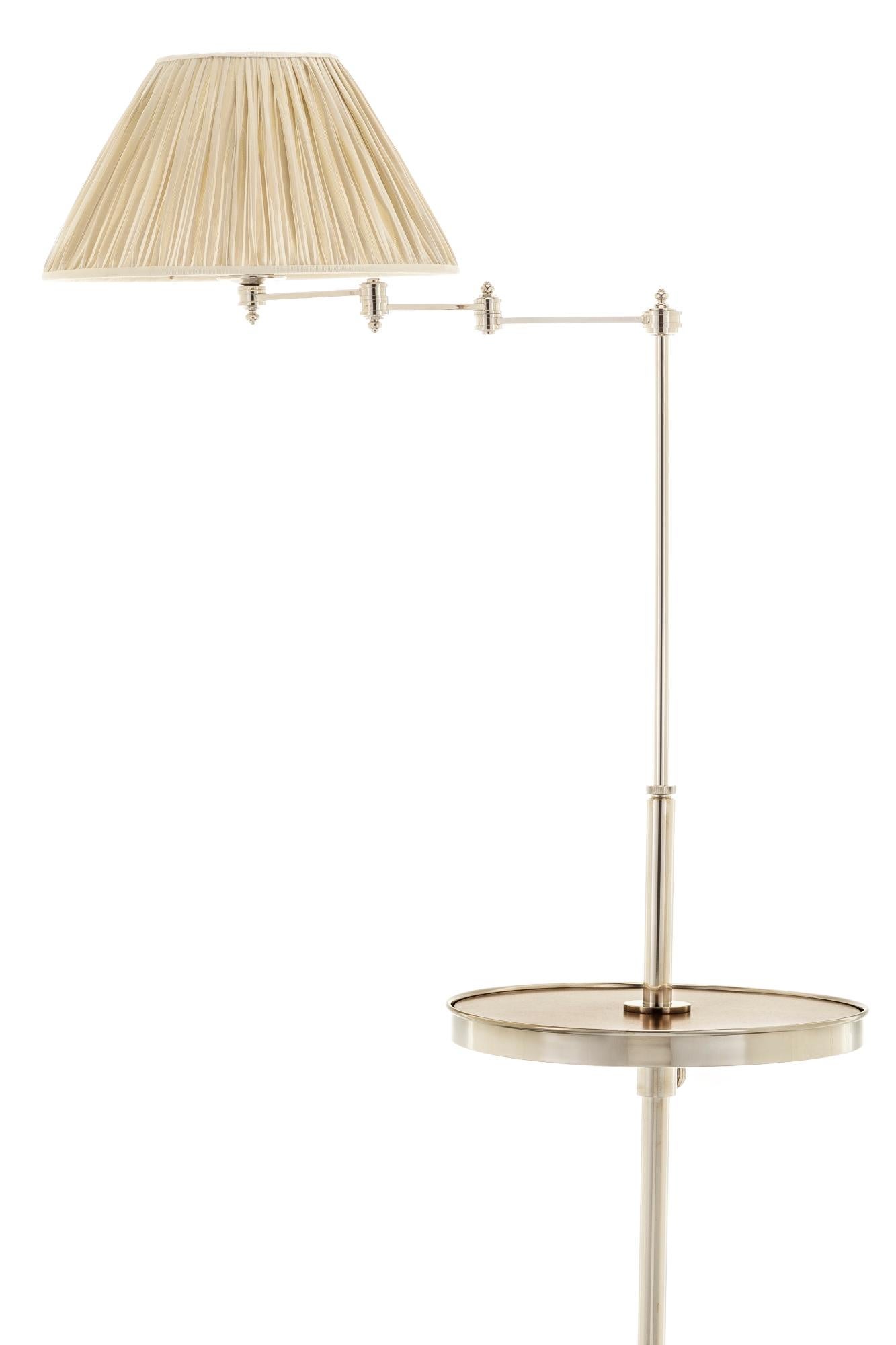 La nostra lampada da terra Studio con giunti e tavolo in ottone Realizzata meticolosamente sia per stile che per funzionalità, questa lampada da terra fonda perfettamente il fascino classico con la versatilità moderna. La struttura in ottone