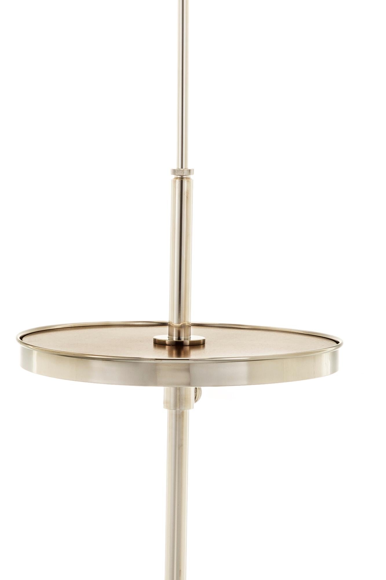 Contemporary Lampada da terra Studio con giunti e tavolo in ottone For Sale