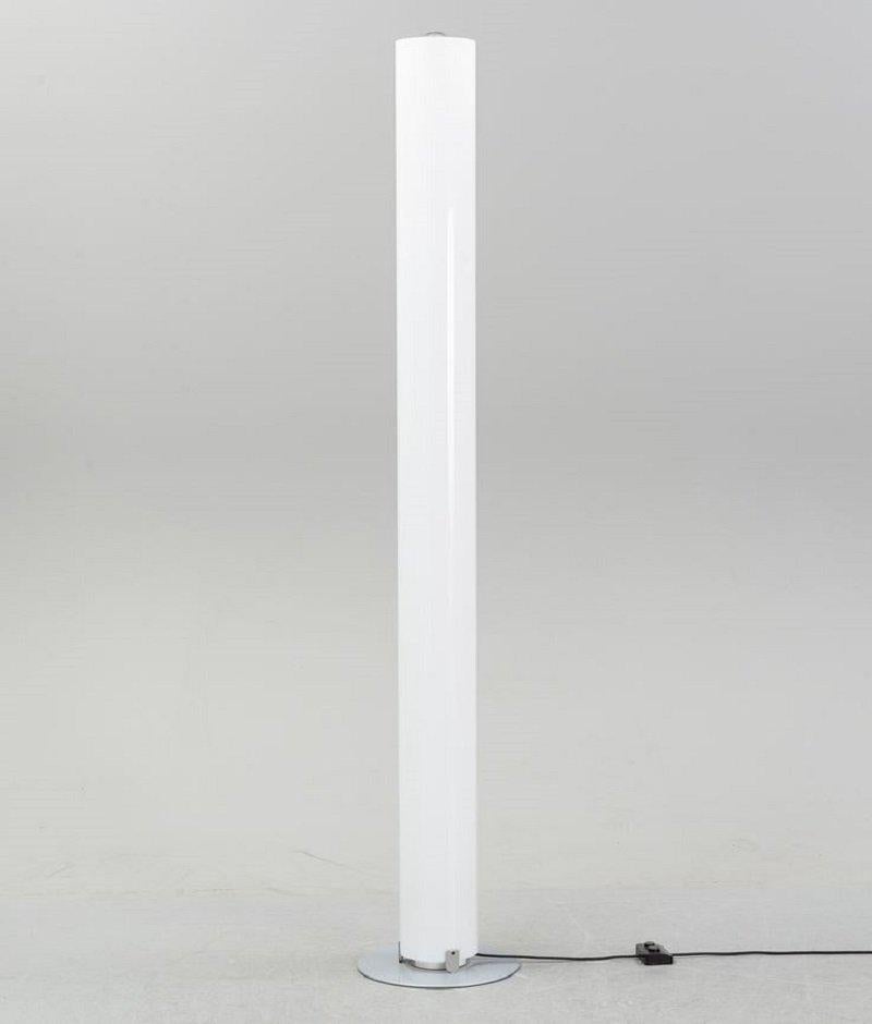 Con su diseño sencillo pero atractivo, la lámpara Flos Stylos, diseñada en 1984 por Achille Castiglioni, es un objeto de arte atemporal.
El difusor cilíndrico de polimetilmetacrilato de esta lámpara de pie, que se eleva hasta una altura de nada