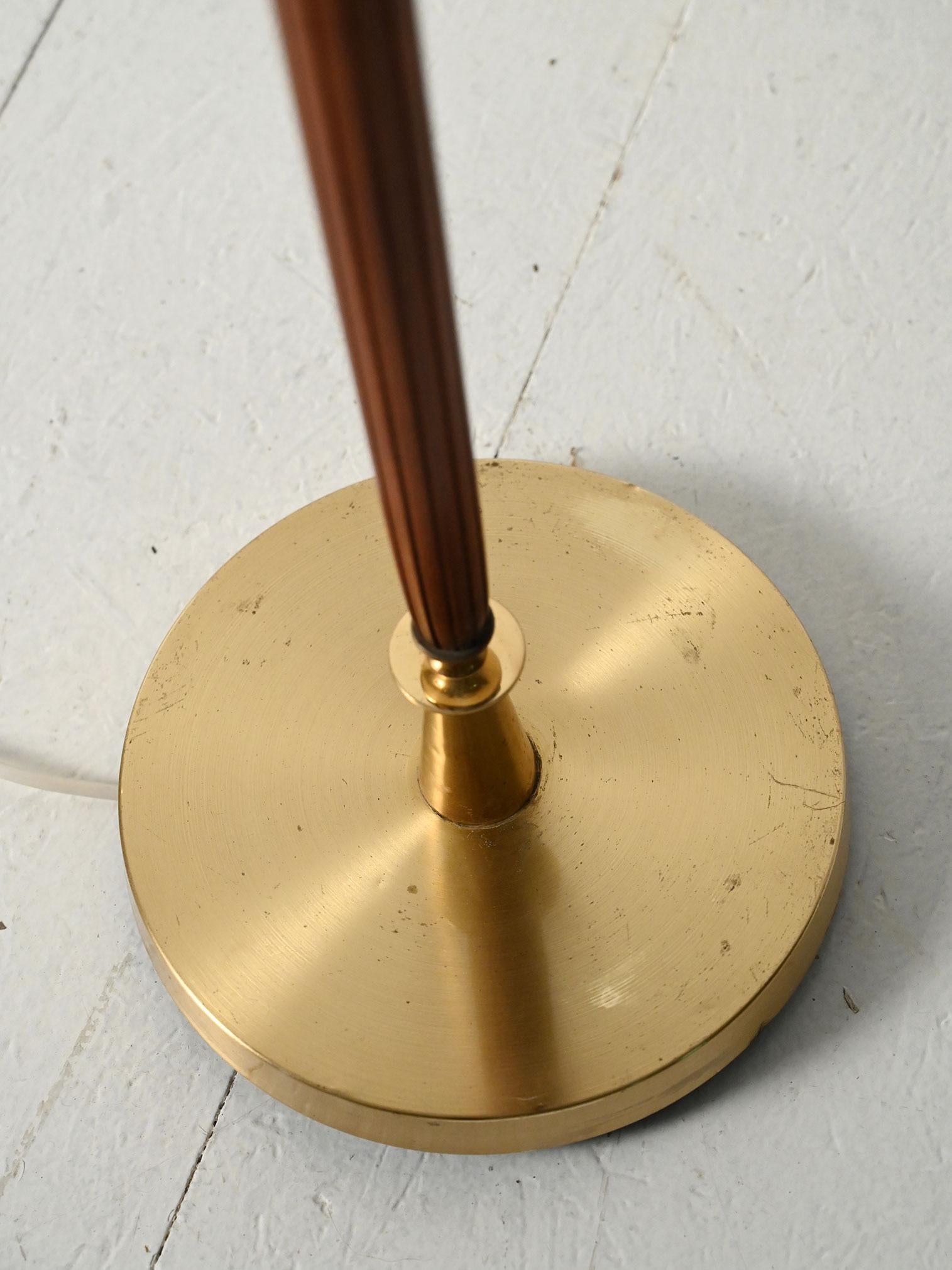 Lampada da terra teak e vetro color ambra (Skandinavische Moderne) im Angebot