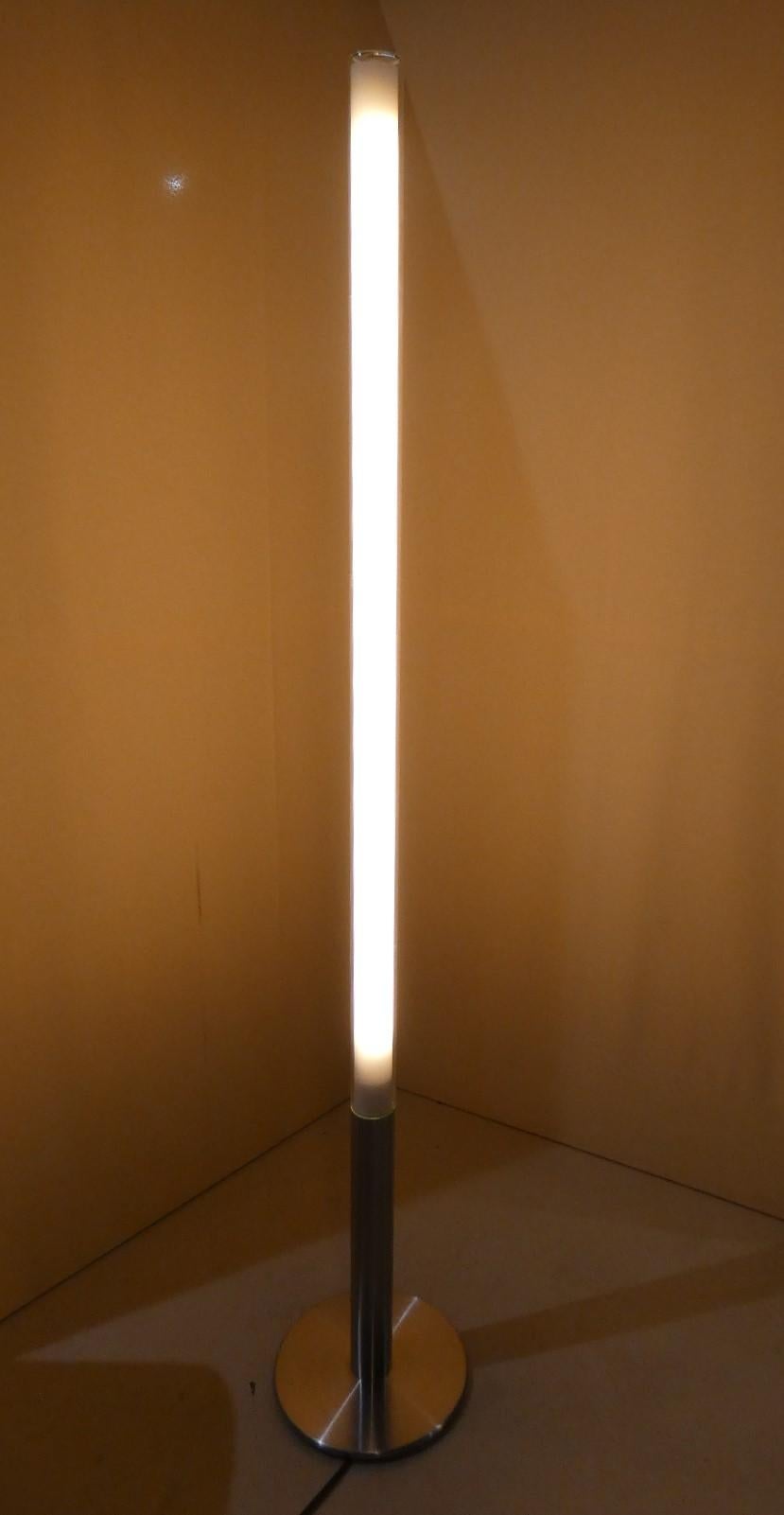 Lampada da terra per interno e esterno a luce indiretta e diffusa.
È una lampada da terra che combina un tubolare in vetro pyrex di alta qualità ed una base in acciaio inossidabile. La lampada è completata all'interno del corpo, da un diffusore in