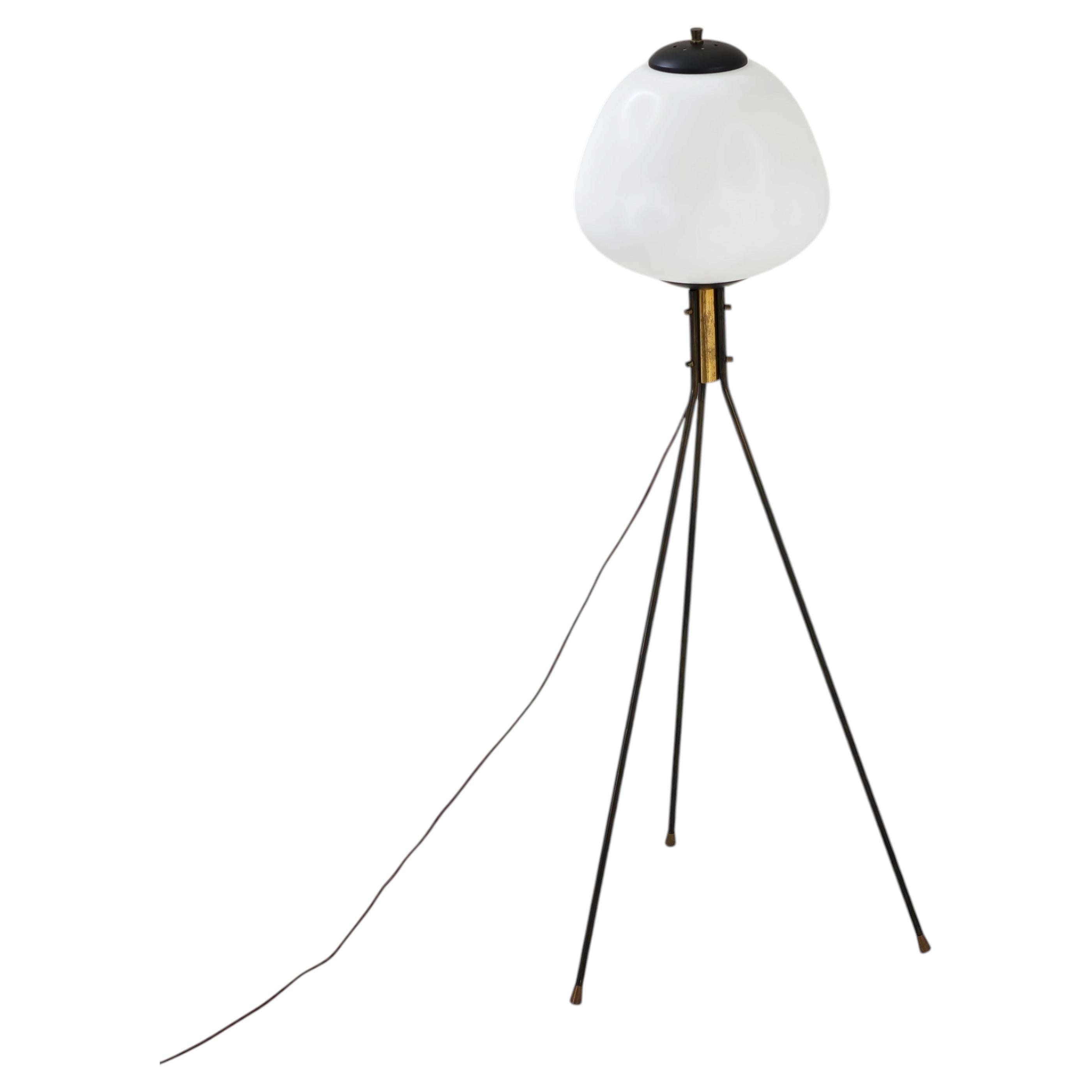 Lampadaire tripode laiton et verre opalin Italie 50/60s Mid-Century Modern en vente