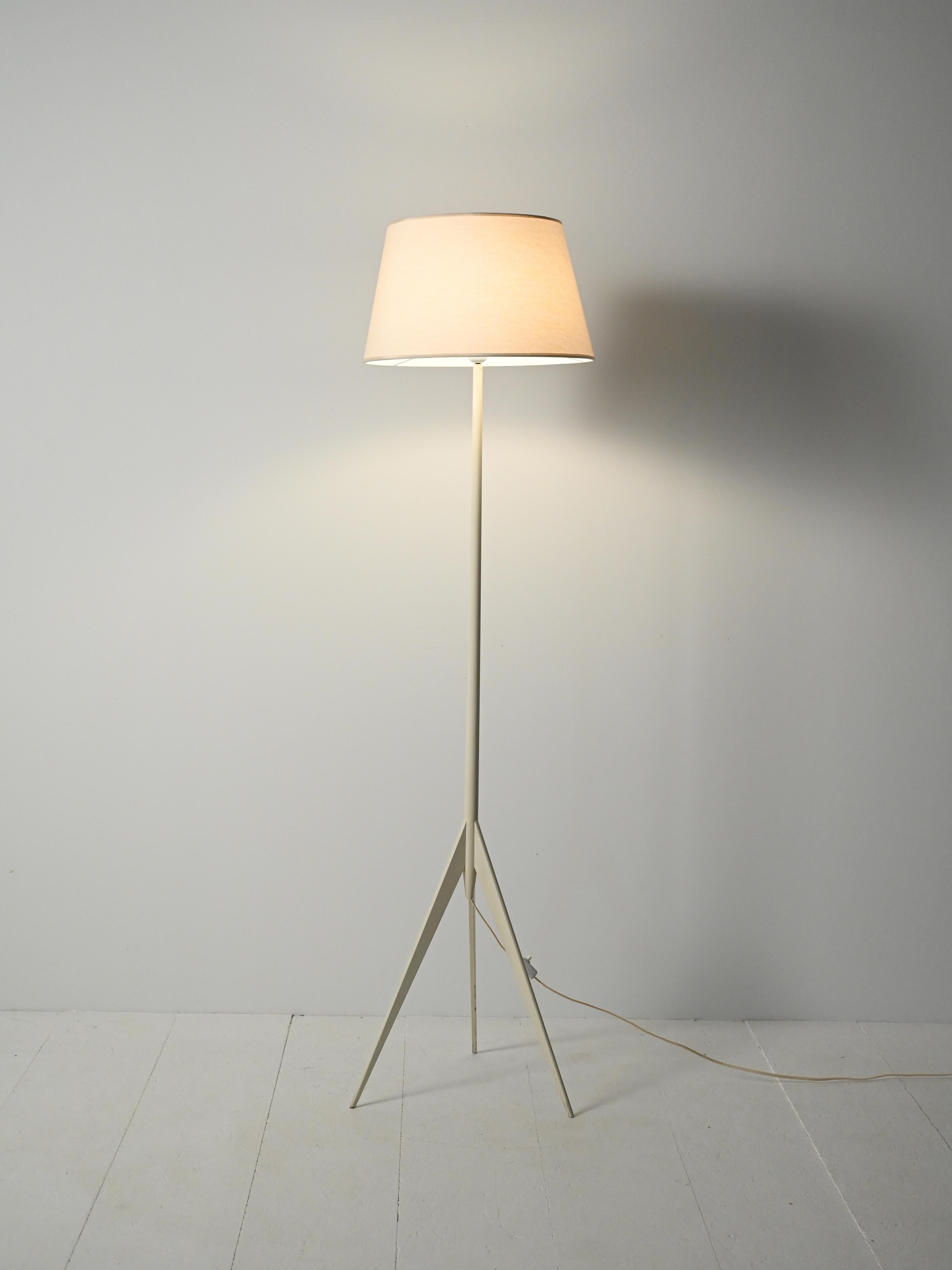 Lampada da terra scandinava anni ’50/’60 in legno dipinto di bianco, struttura tripode slanciata e paralume rifatto nello stile dell’epoca. Impianto elettrico originale funzionante.

Linee essenziali e sobrie definiscono questo modello scandinavo