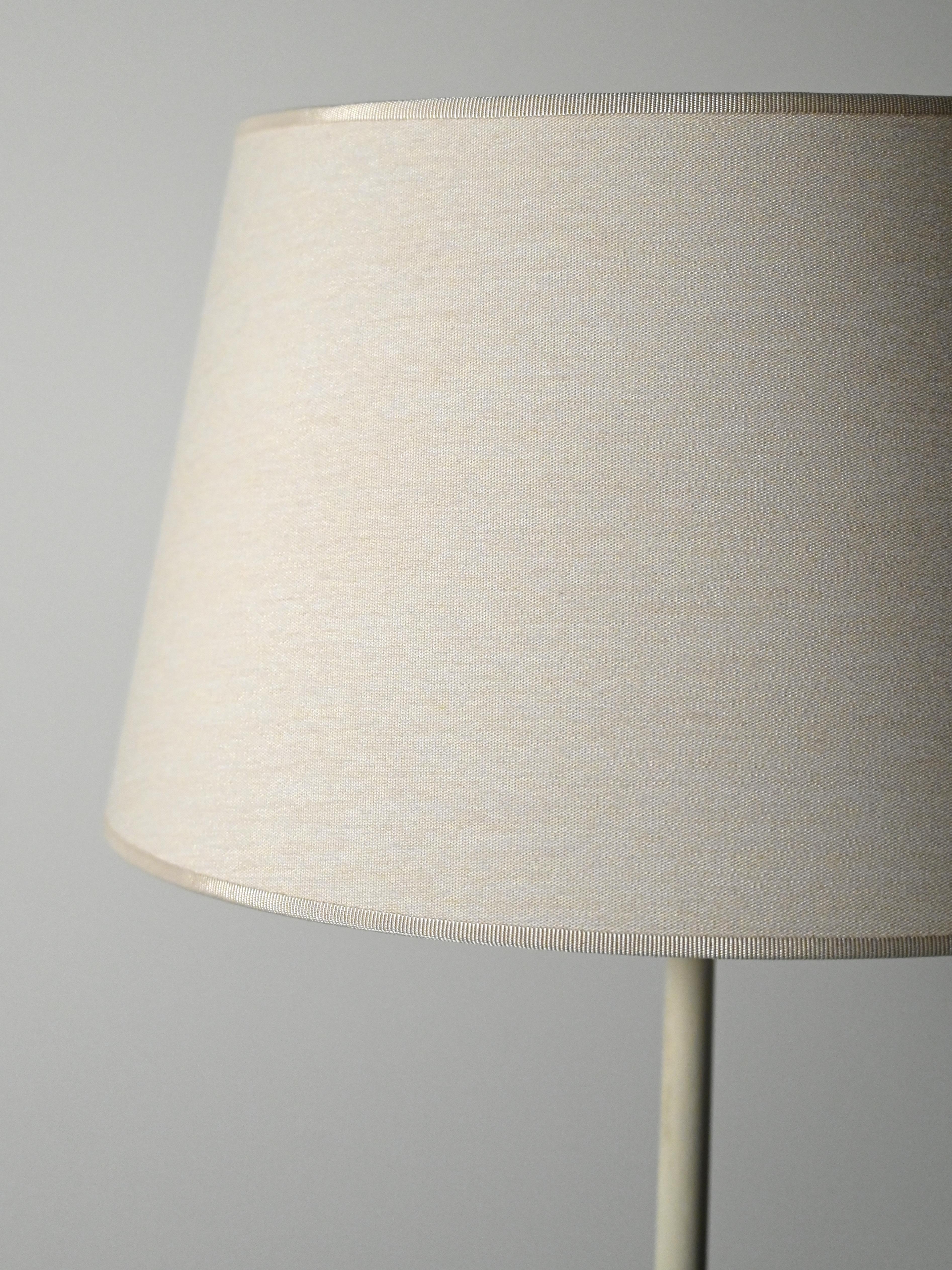 Scandinavian Modern Lampada da terra tripode scandinava in legno laccato bianco For Sale