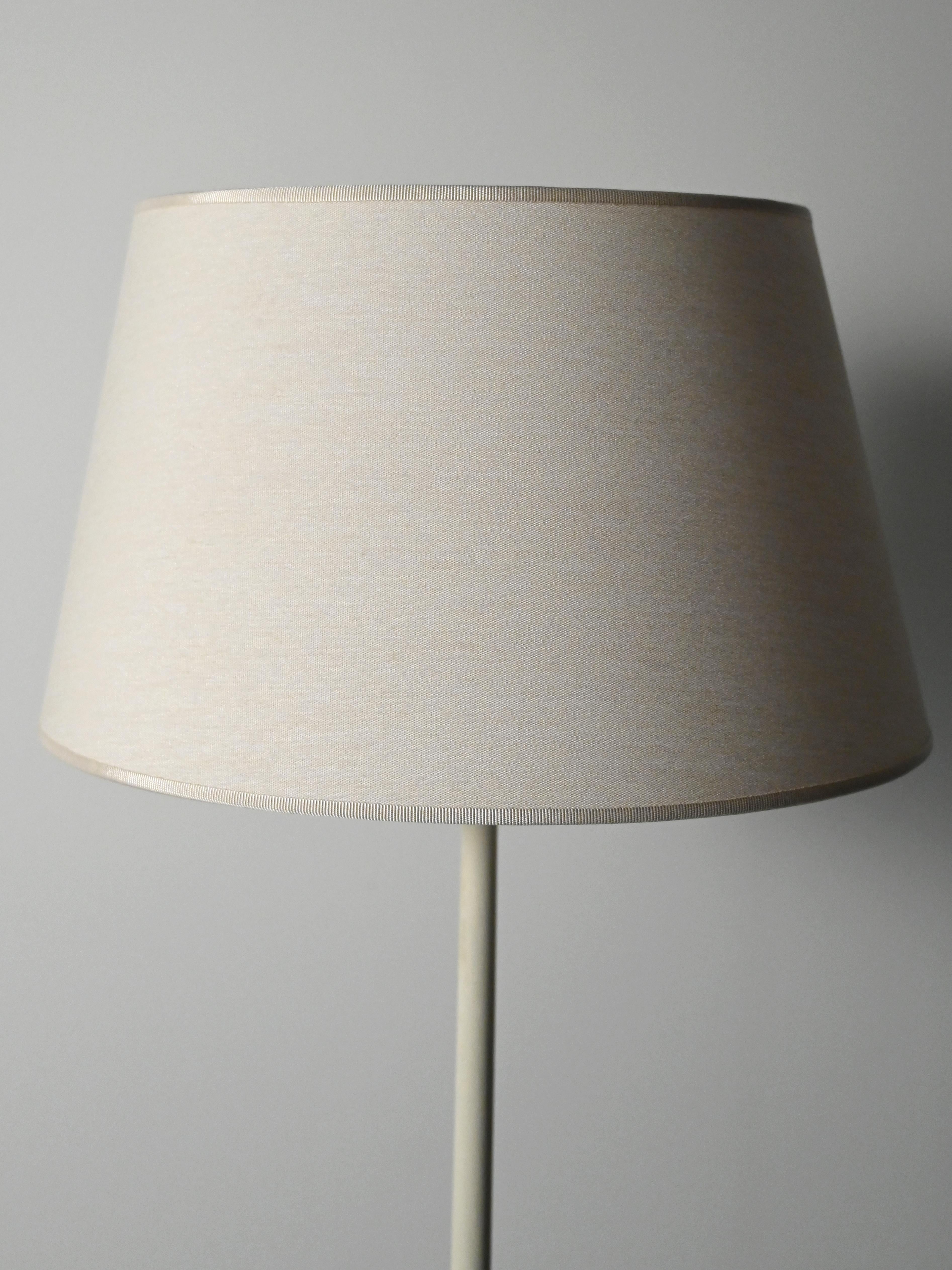 Scandinavian Lampada da terra tripode scandinava in legno laccato bianco For Sale