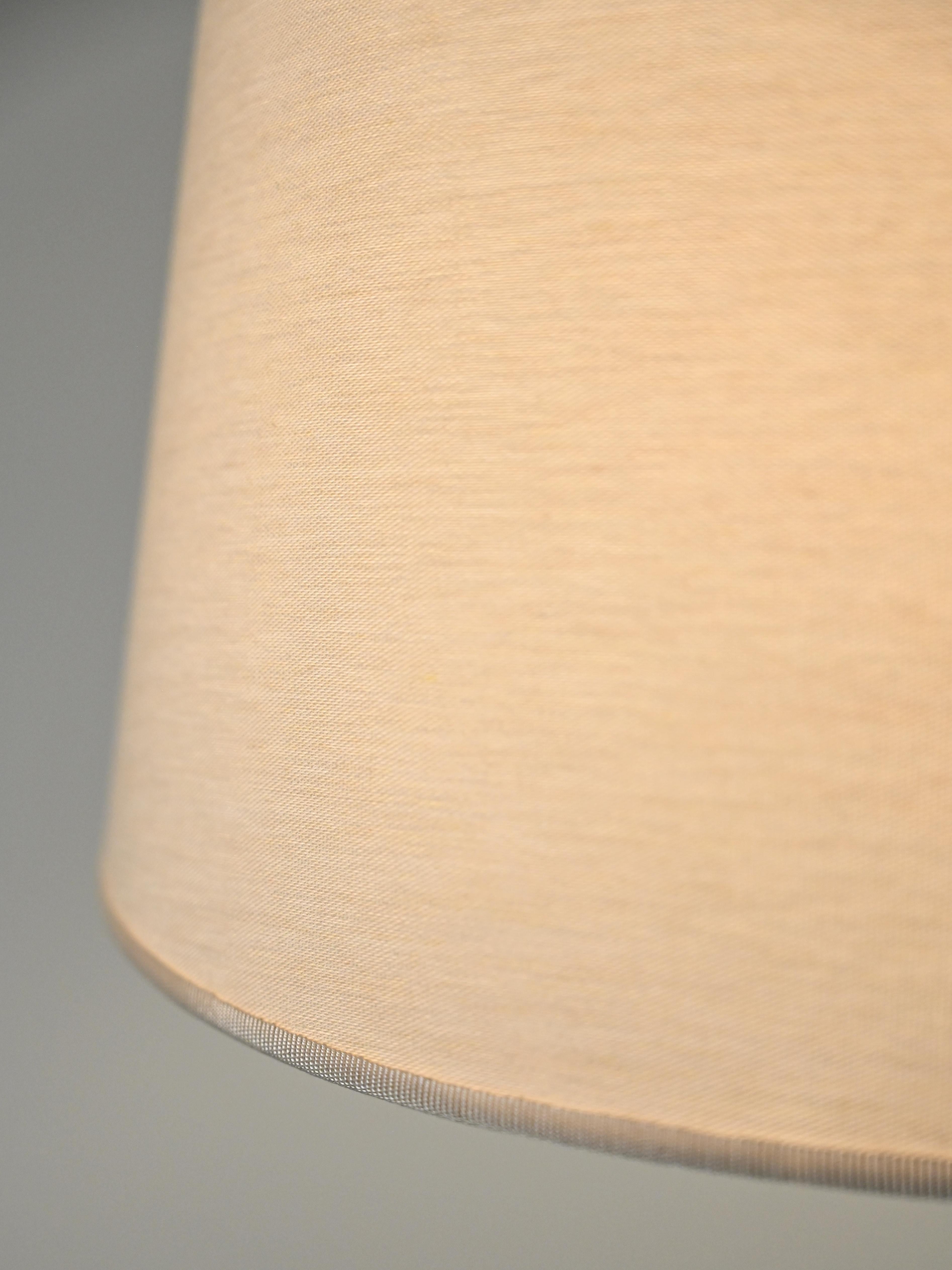 Lampada da terra tripode scandinava in legno laccato bianco For Sale 1