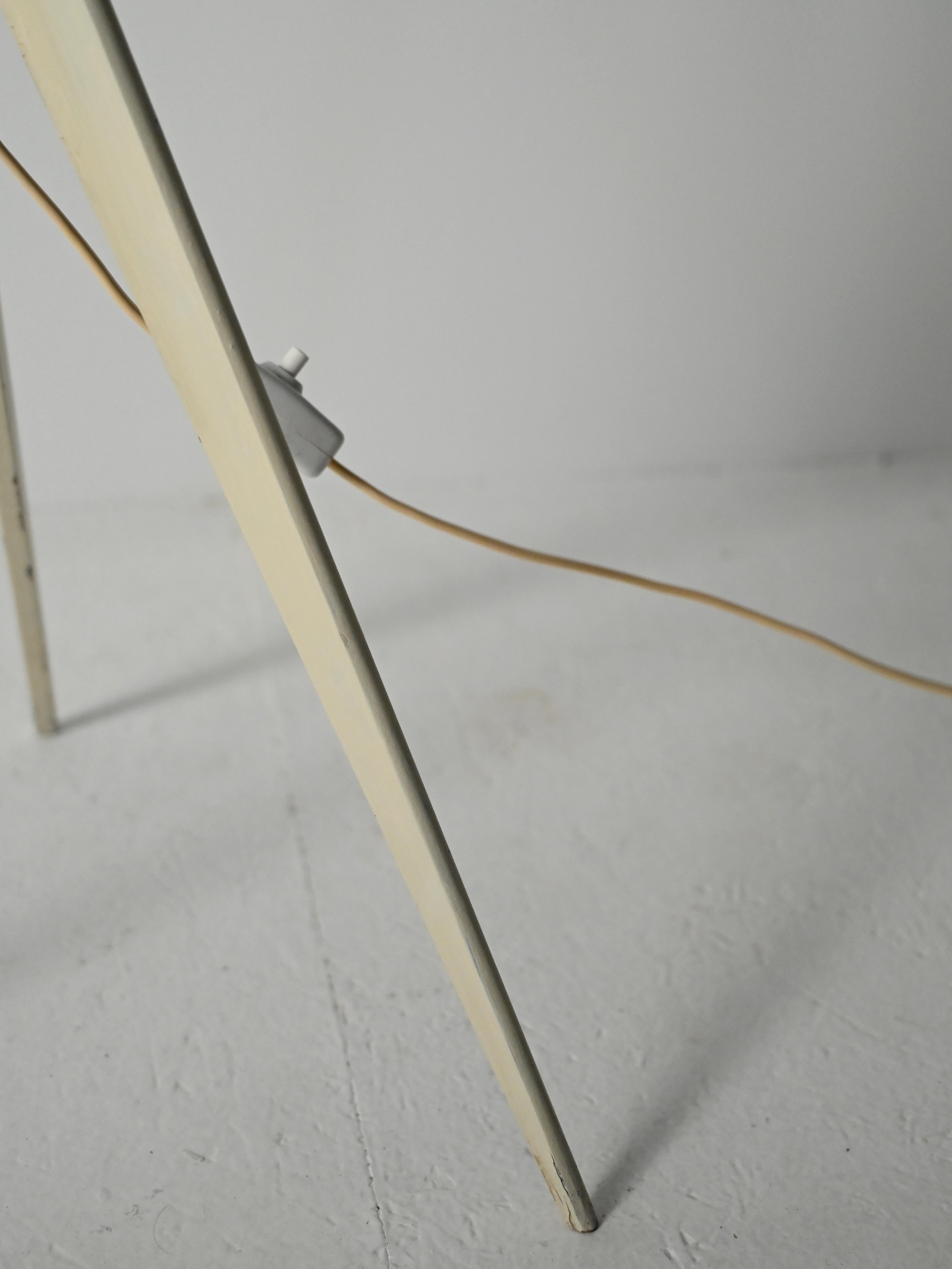 Lampada da terra tripode scandinava in legno laccato bianco For Sale 2