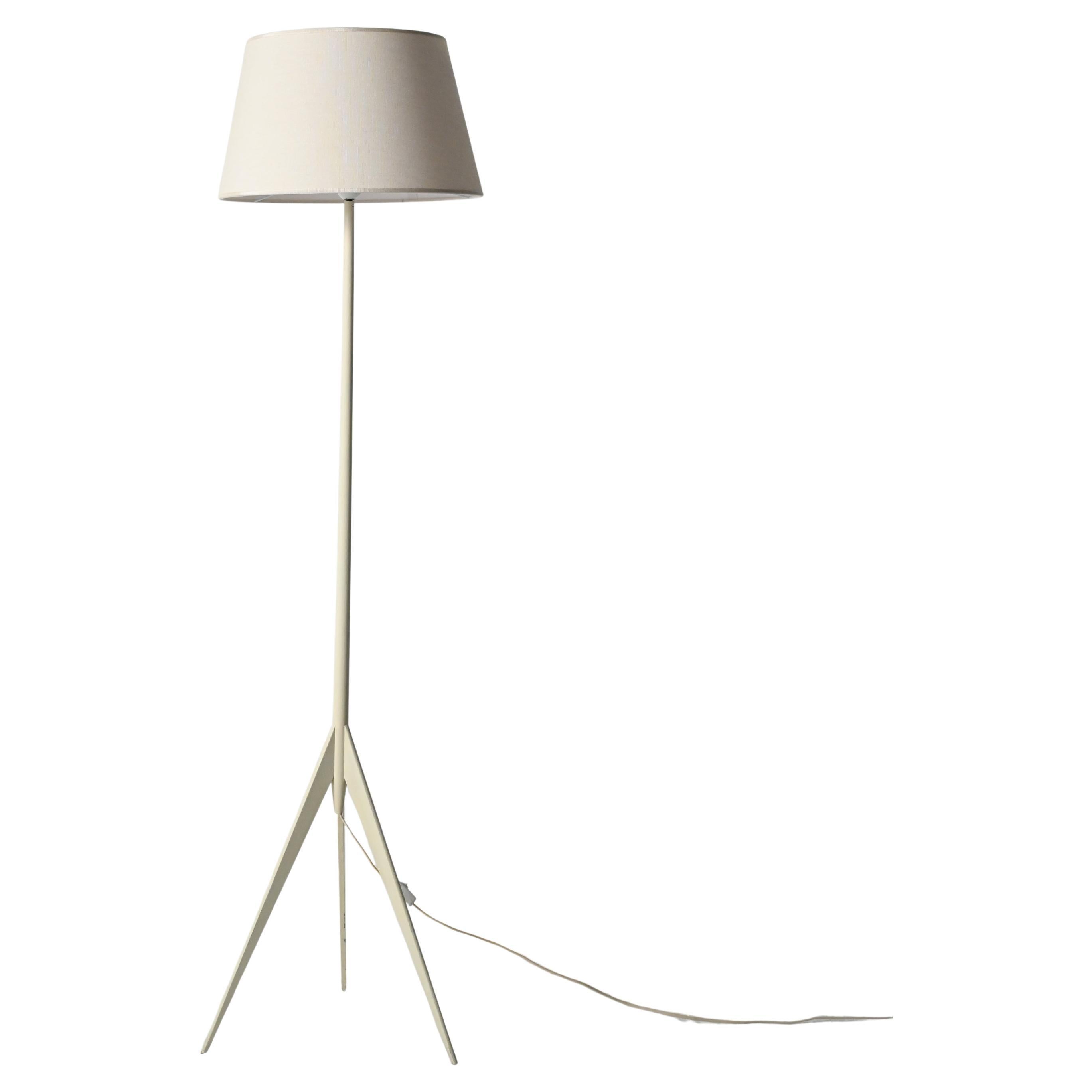 Lampada da terra tripode scandinava in legno laccato bianco For Sale