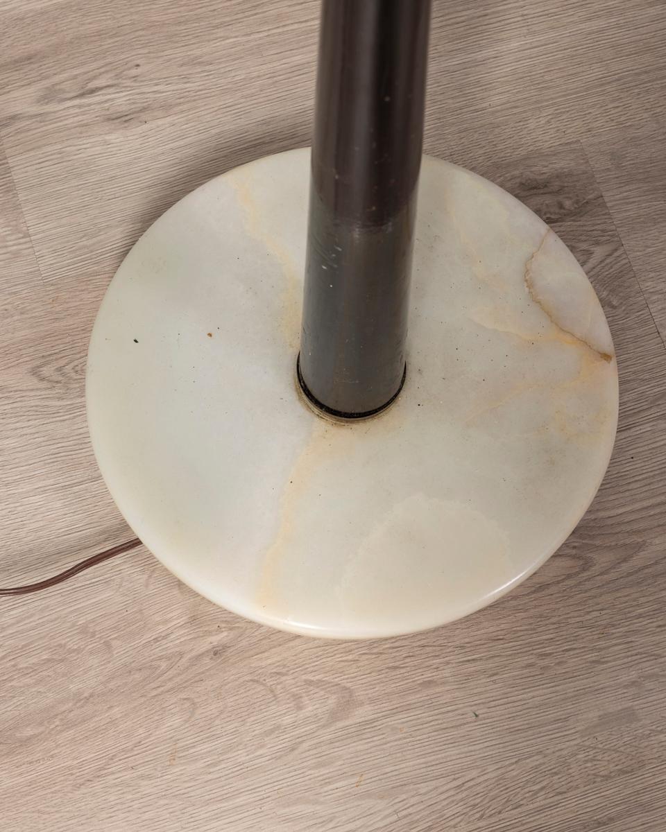 Laiton Lampada da terra vintage anni 50 in onice e ottone dorato design Italiano en vente