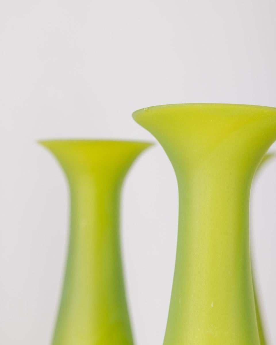 Vintage 1950s floor lamp in brass and green glass Italian design For Sale 4