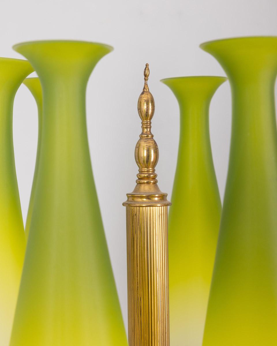 Vintage 1950s floor lamp in brass and green glass Italian design For Sale 3