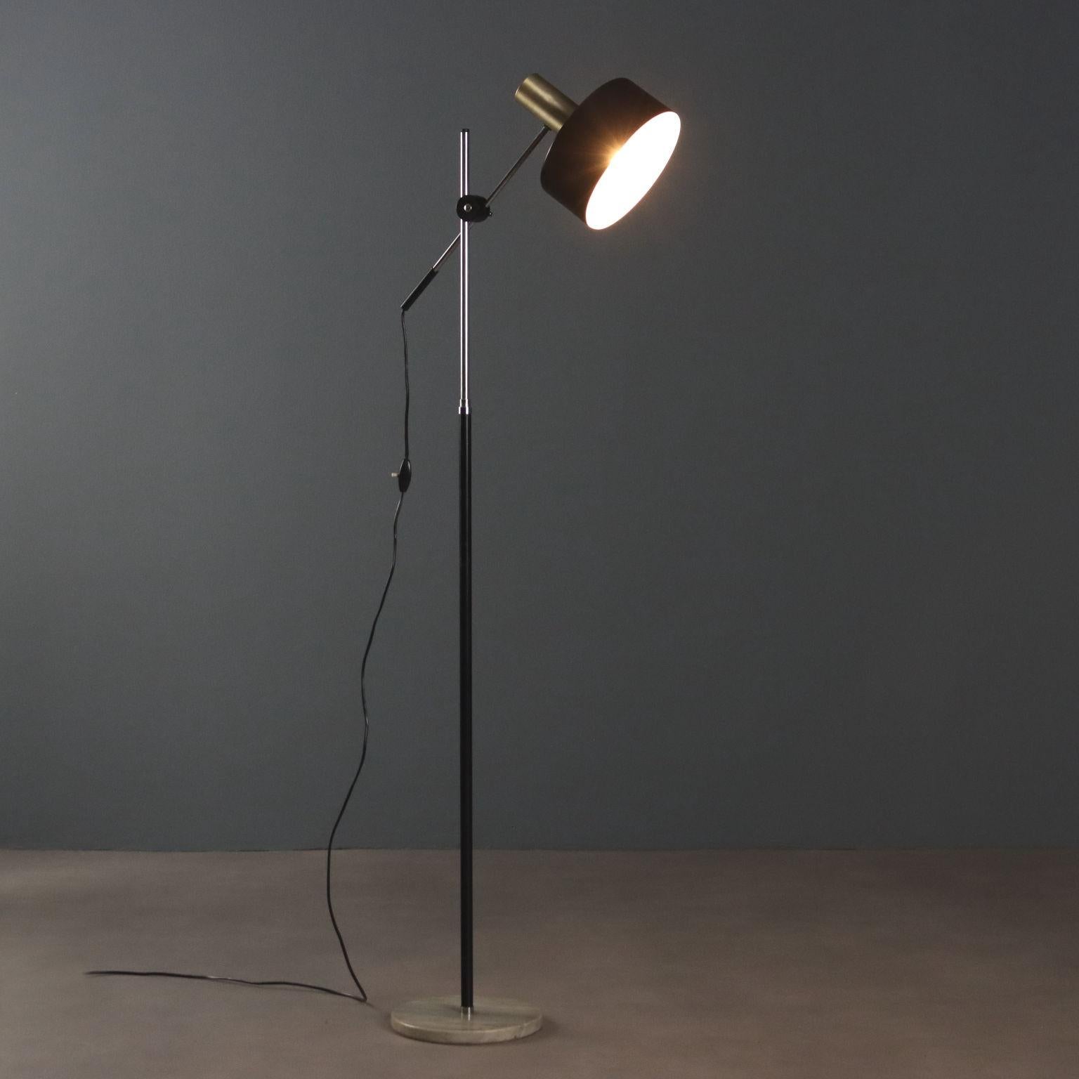 Lampada da terra con base in marmo, stelo con asta ad inclinazione regolabile in metallo smaltato e cromato, diffusore in alluminio, Lampada E27, 60W. 