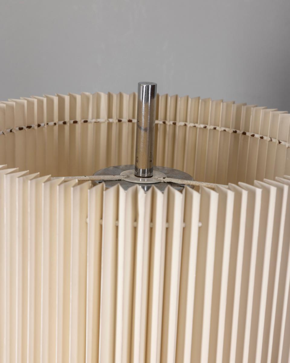 Vintage 60's floor lamp in metal and pleated lampshade Italian design In Good Condition For Sale In None, IT