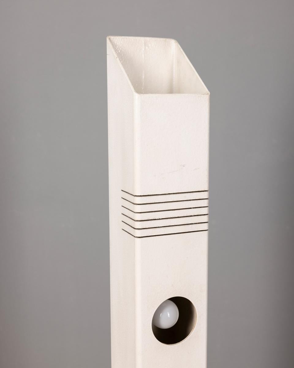 Vintage 1970s white iron and metal floor lamp Italian design In Good Condition For Sale In None, IT