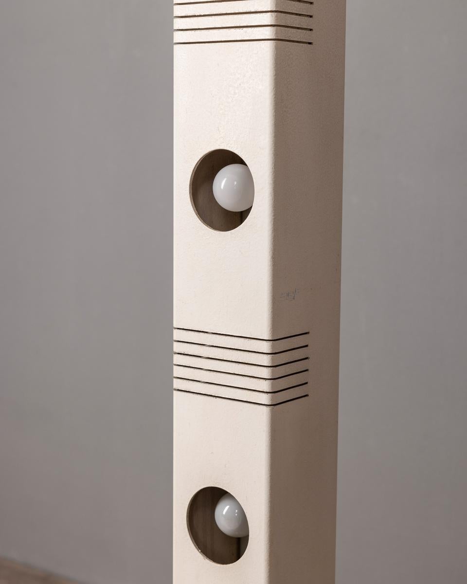 Vintage 1970s white iron and metal floor lamp Italian design For Sale 1