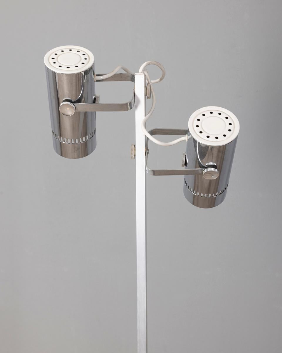Lampada da terra in metallo cromato, a due luci regolabili, design Italiano, anni 70.

CONDIZIONI:
In buone condizioni, funzionante, presenta segni d'usura dati dal tempo.

DIMENSIONI: 
Altezza 151 cm; Diametro 30 cm

MATERIALI: 
Metallo

ANNO DI