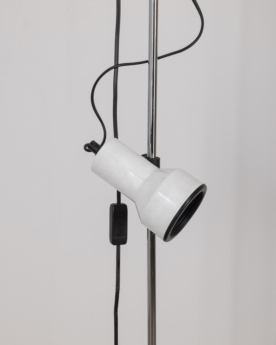 Lampada da terra con base in metallo nero, corpo cromato e paralumi regolabili in metallo bianco, design Italiano, anni 70.

CONDIZIONI: In buone condizioni, funzionante, presenta segni d'usura dati dal tempo.

DIMENSIONI: Altezza 165 cm; Diametro