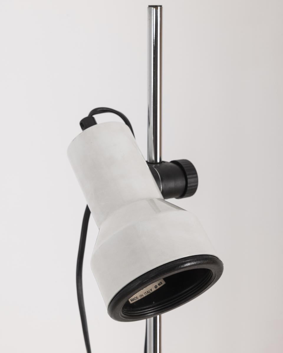 Late 20th Century Lampada da terra vintage anni 70 in metallo bianco design Italiano in vendita