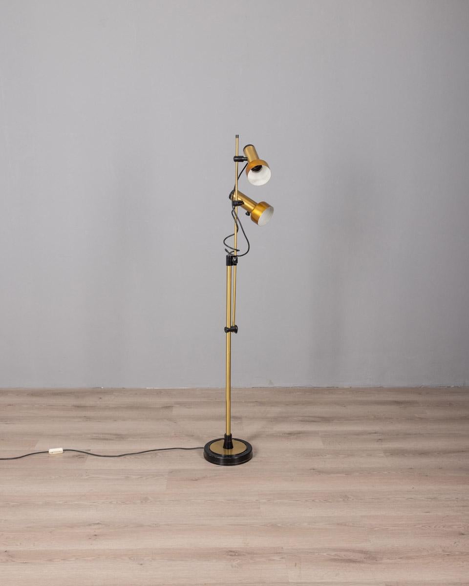 Lampadaire en laiton doré et inserts en plastique noir, deux lumières réglables, design italien, années 1970.

CONDITION :
En bon état de fonctionnement, peut présenter des signes d'usure dus au temps.

DIMENSIONS : 
Hauteur 138 cm ; Diamètre 21