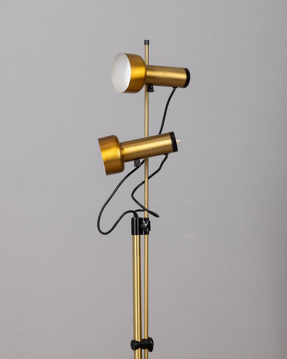 Mid-Century Modern Lampadaire vintage des années 1970 en laiton doré à deux lumières design italien en vente