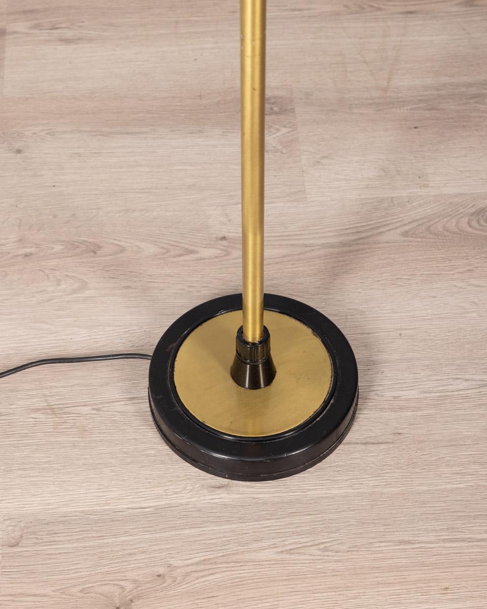 Italian Lampadaire vintage des années 1970 en laiton doré à deux lumières design italien en vente