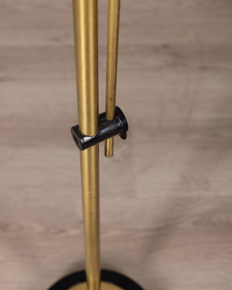 Métal Lampadaire vintage des années 1970 en laiton doré à deux lumières design italien en vente