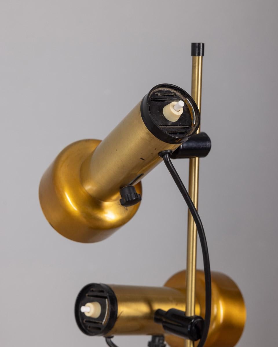 Lampadaire vintage des années 1970 en laiton doré à deux lumières design italien en vente 1