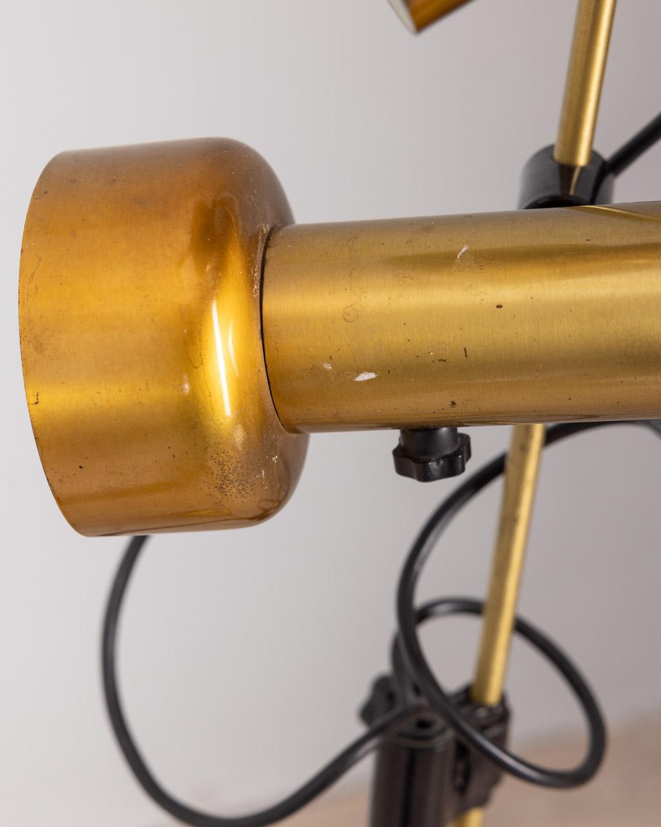 Lampadaire vintage des années 1970 en laiton doré à deux lumières design italien en vente 2
