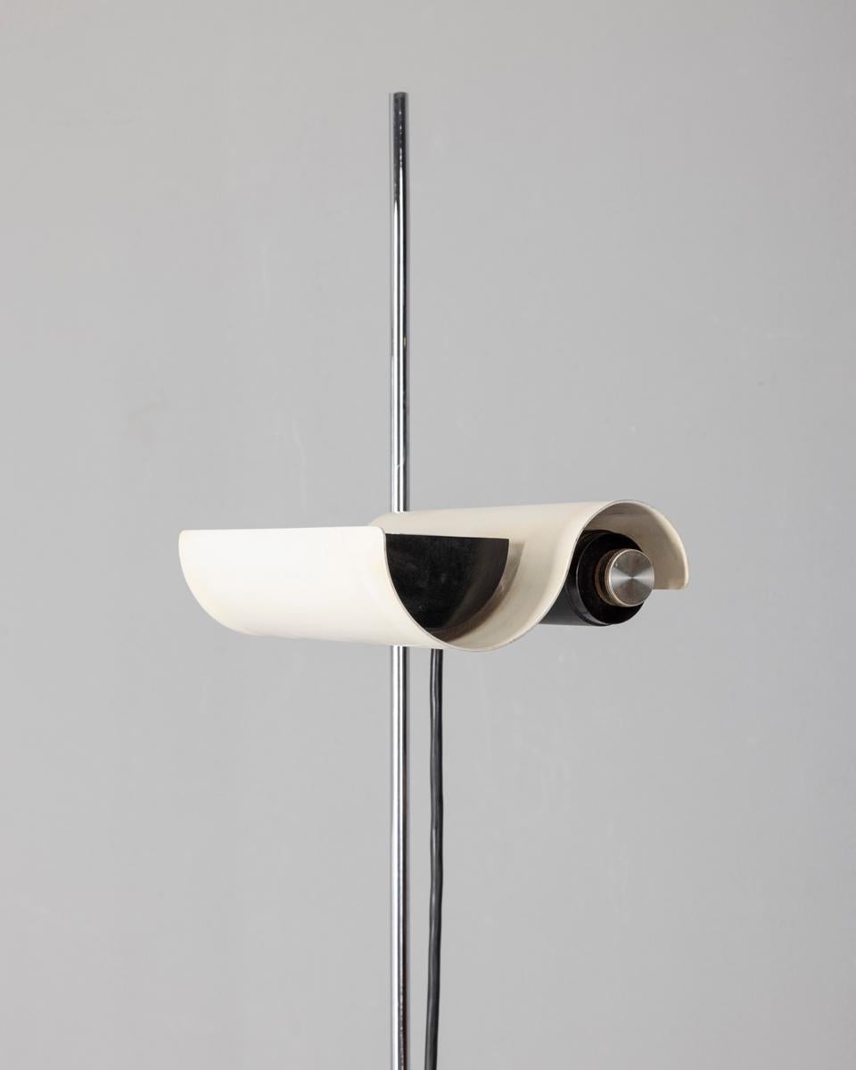 Lampada da terra con dimmer, a luce diretta e indiretta, base in acciaio bianco, stelo cromato, riflettore, orientabile e regolabile in altezza, in alluminio bianco. Modello 