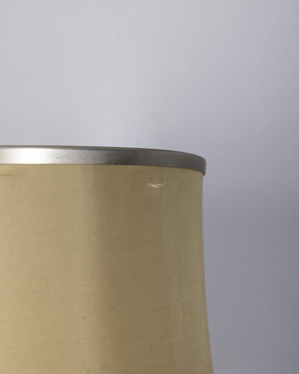 Stehleuchte mit verchromtem Metallkörper mit sechs Kugeln, Lampenschirm aus beigem Stoff und Metalleinsätzen, italienisches Design, 1970er Jahre.

ZUSTAND:
In gutem, funktionsfähigem Zustand, weist Gebrauchsspuren auf.

ABMESSUNGEN: 
Höhe 154 cm;