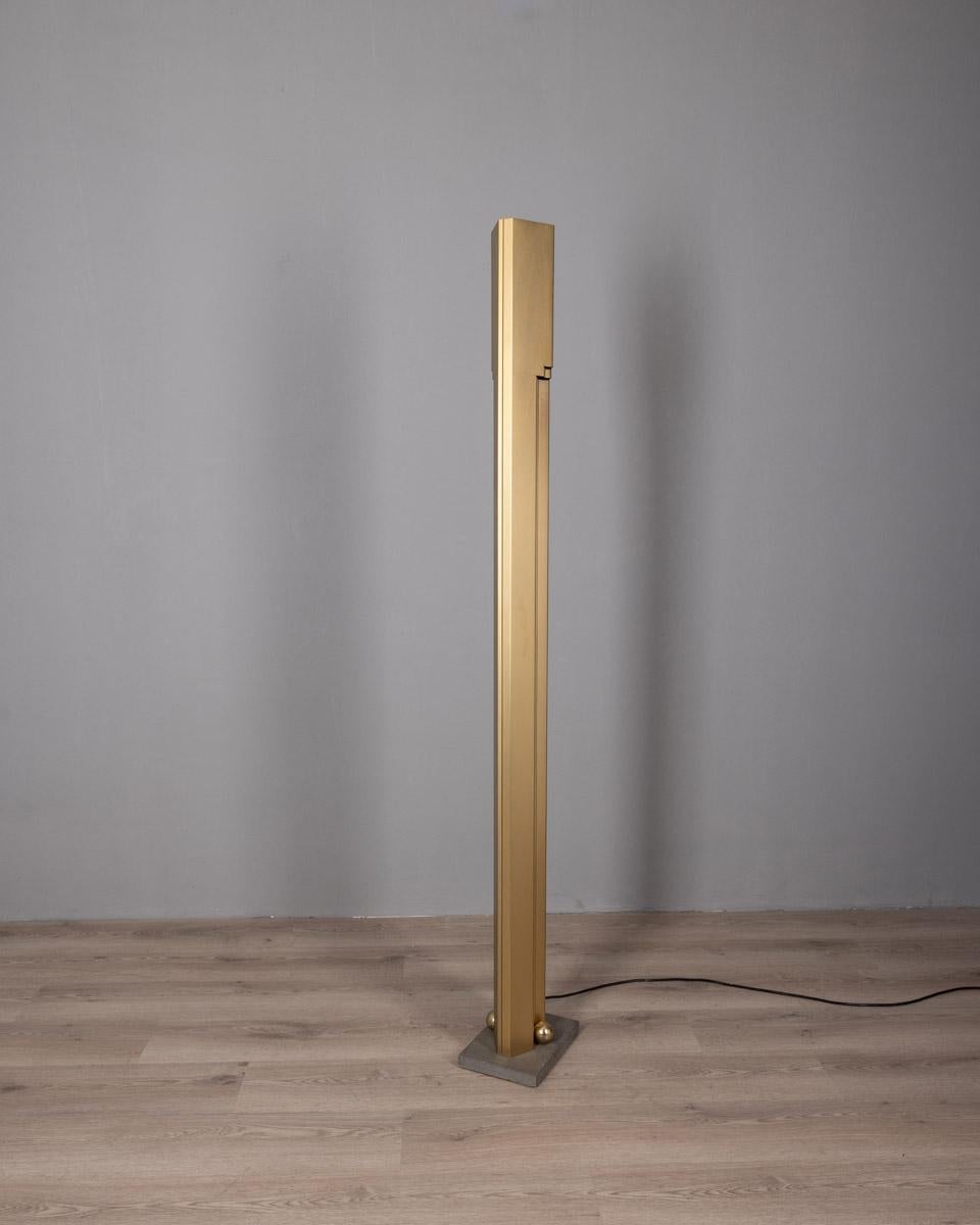 Lampada da terra scultorea con base in marmo e sfere in ottone, struttura in metallo satinato dorato, è presente un interruttore dimmer che permette di regolare l’intensità della luce che viene emessa verso il soffitto. Design Kazuhide Takahama per