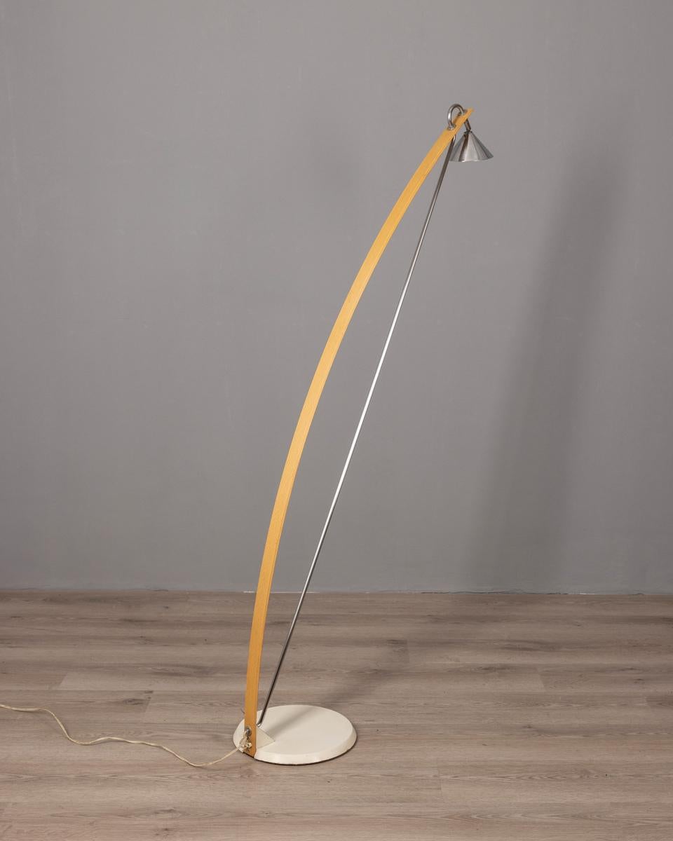 Lampadaire avec base en métal blanc et cadre en bois et métal chromé, abat-jour réglable, design de Tord Bjorklund pour Ikea, années 1990.

CONDITION :
En bon état de fonctionnement, montre des signes d'usure au fil du temps.

DIMENSIONS :
Hauteur