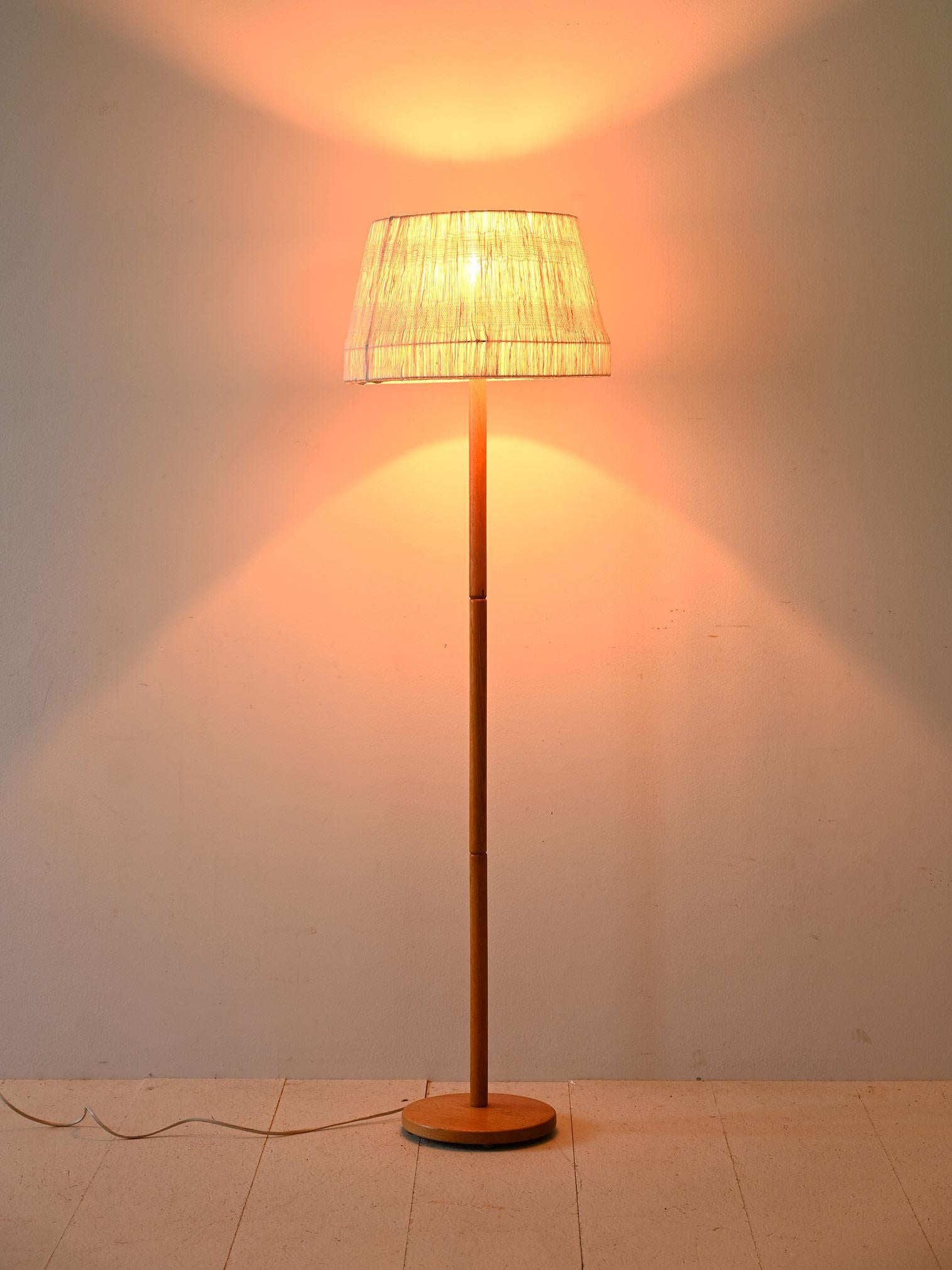 Lampe vintage avec base en legno et paralume en tessuto bianco.

Lampada scandinava in legno di rovere, un'opera di design minimalista e raffinato. Sa structure élégante s'accorde parfaitement avec le paralume en tessiture bianco, lui conférant