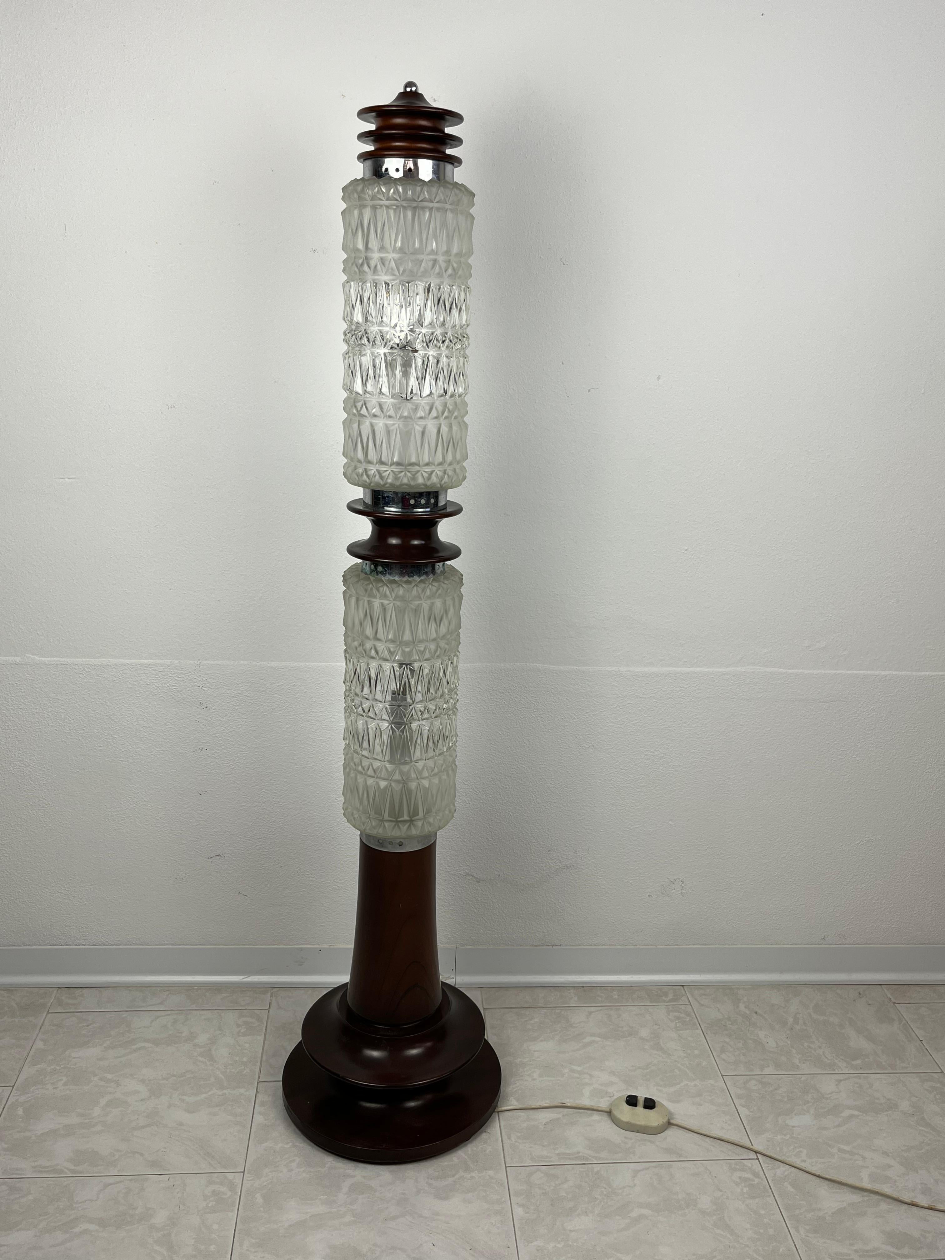 Murano glass floor lamp.
Structure in walnut wood, iron and steel.
Four lights, two for each of the two Murano glass cylinders.
You can fire the cylinders individually or both.
Small signs of aging. Complete and functional.