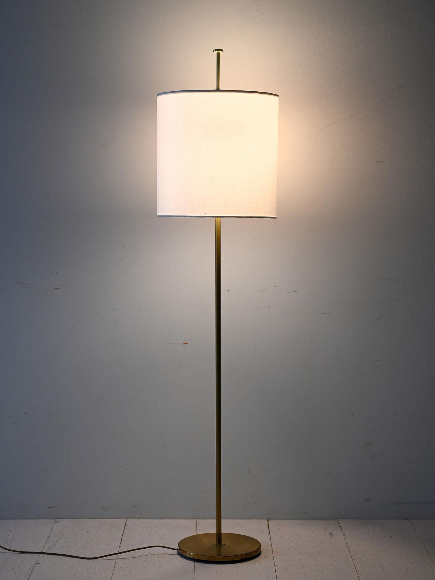 Lampada da terra vintage in ottone con paralume in tessuto chiaro, ispirata allo stile di Hans-Agne Jakobsson e ASEA.

Linee essenziali e proporzioni equilibrate definiscono questa lampada da terra vintage in stile scandinavo, ispirata ai design di