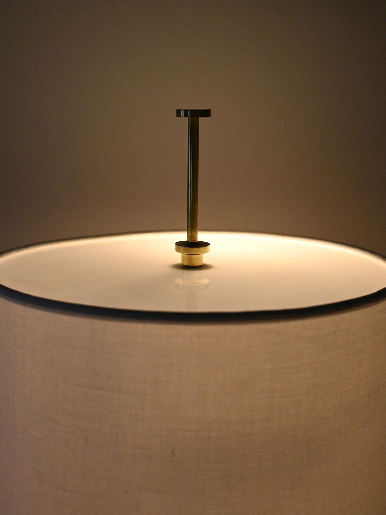 Lampada da terra vintage scandinava in ottone e tessuto In condizioni buone in vendita a Brescia, IT