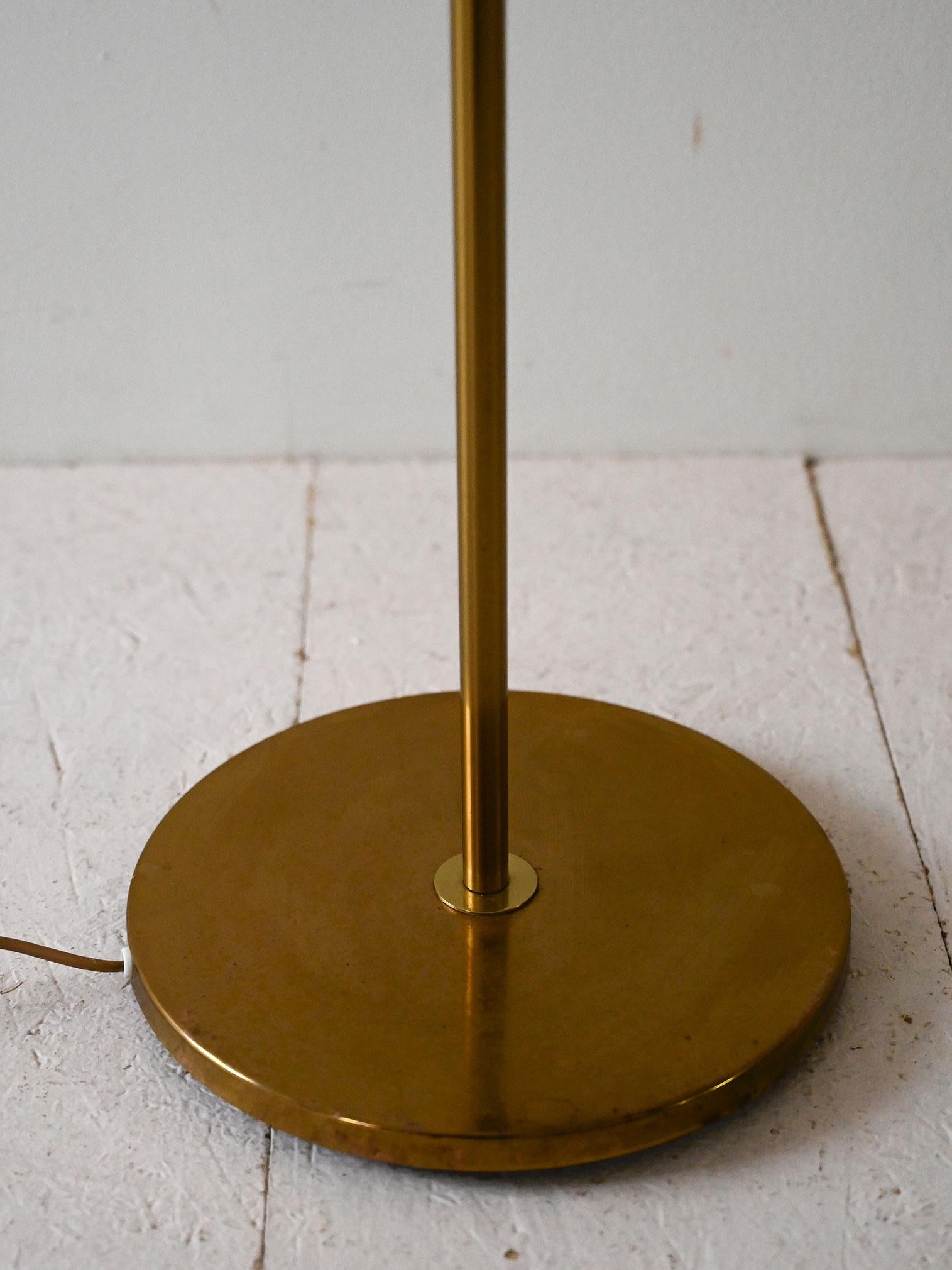 Mid-20th Century Lampada da terra vintage scandinava in ottone e tessuto in vendita
