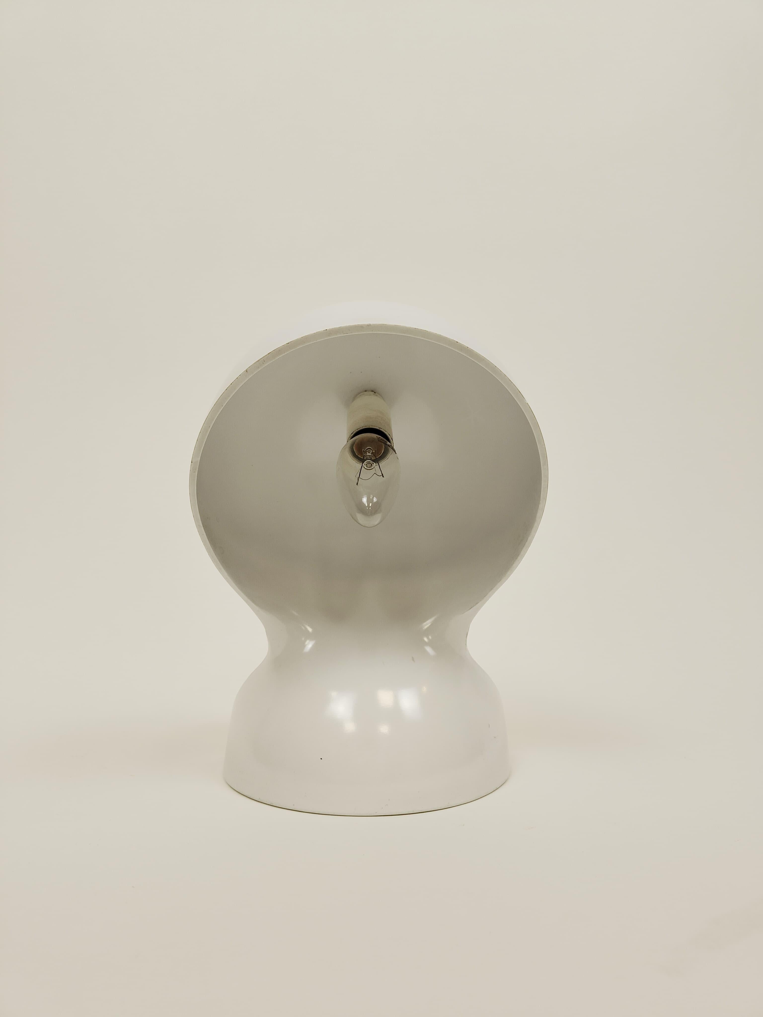 Dalù es una lámpara de sobremesa creada por el diseñador Vico Magistretti para Artemide en 1969. Se fabrica imprimiendo una sola hoja de plástico blanco de 26x18,5x18,5 cm.
En el diseño de Dalù podemos encontrar una extrema simplicidad de formas,