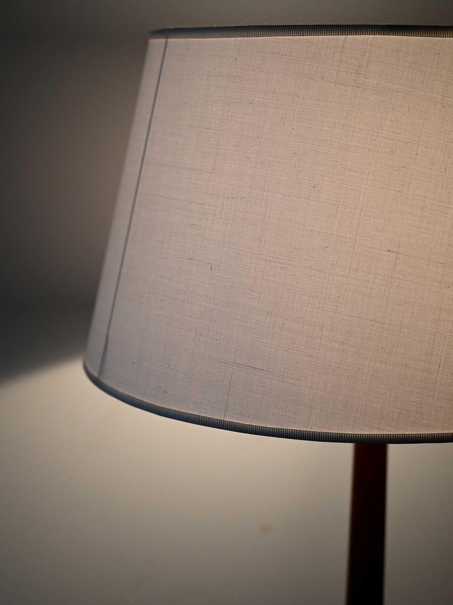 Scandinavo moderno Lampada danese anni ’50/’60 in teak tornito in vendita
