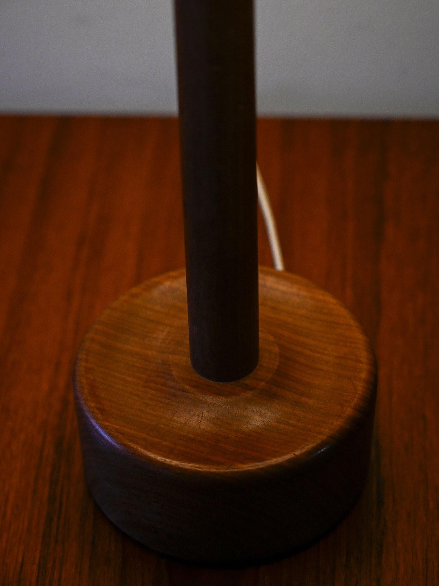 Lampada danese anni ’50/’60 in teak tornito In condizioni buone in vendita a Brescia, IT