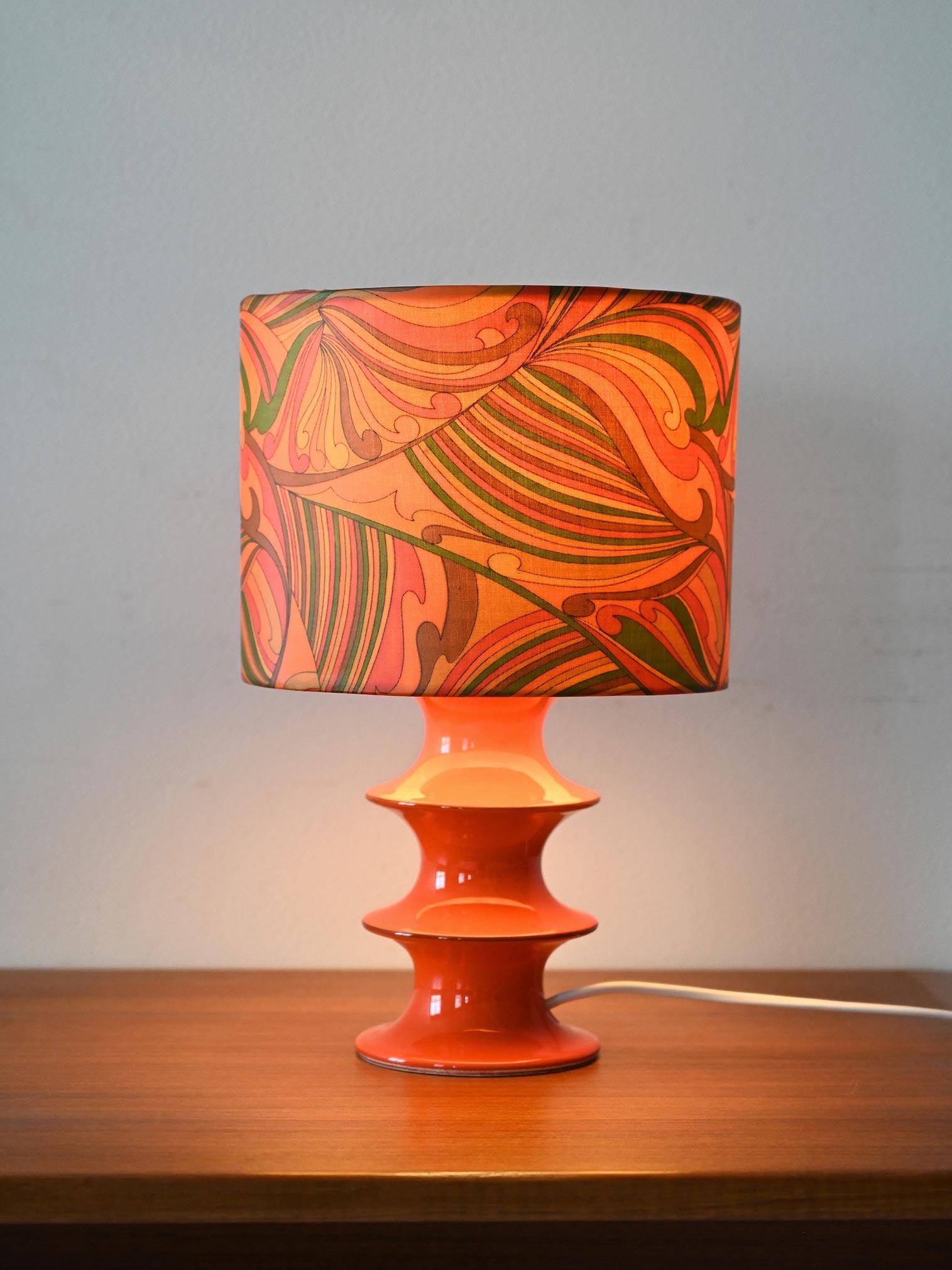 Lampe de table en céramique émaillée orange, conçue par Inger Persson pour Rörstrand. Abat-jour original des années 1970.

Lampe de table conçue par la célèbre céramiste suédoise Inger Persson pour Rörstrand, faisant partie de la célèbre ligne