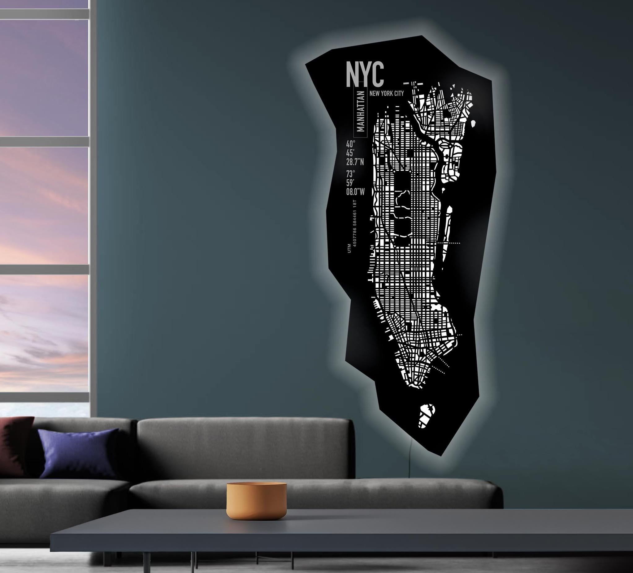 Lampada di New York Manhattan laserata su pelle conciata al vegetale ed è personalizzabile per colore e dimensione. La mappa è retroilluminata a led, con telecomando per accensione e regolazione dell'intensità della luce. E' realizzata in pelle
