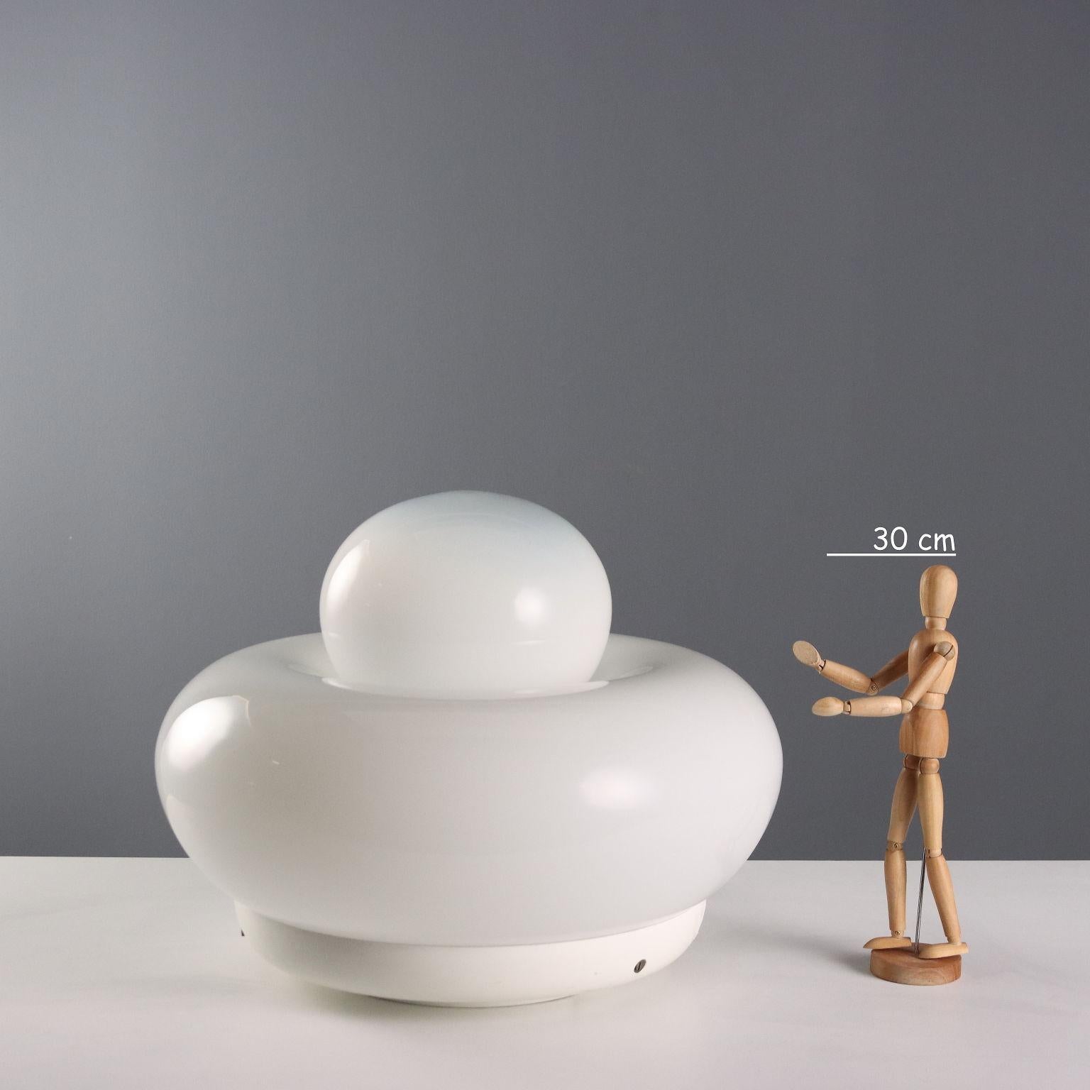 Vintage-Tischlampe mit doppeltem Lichtaustritt, Halterung aus Metall und Diffusor aus schwarzem Glas. 