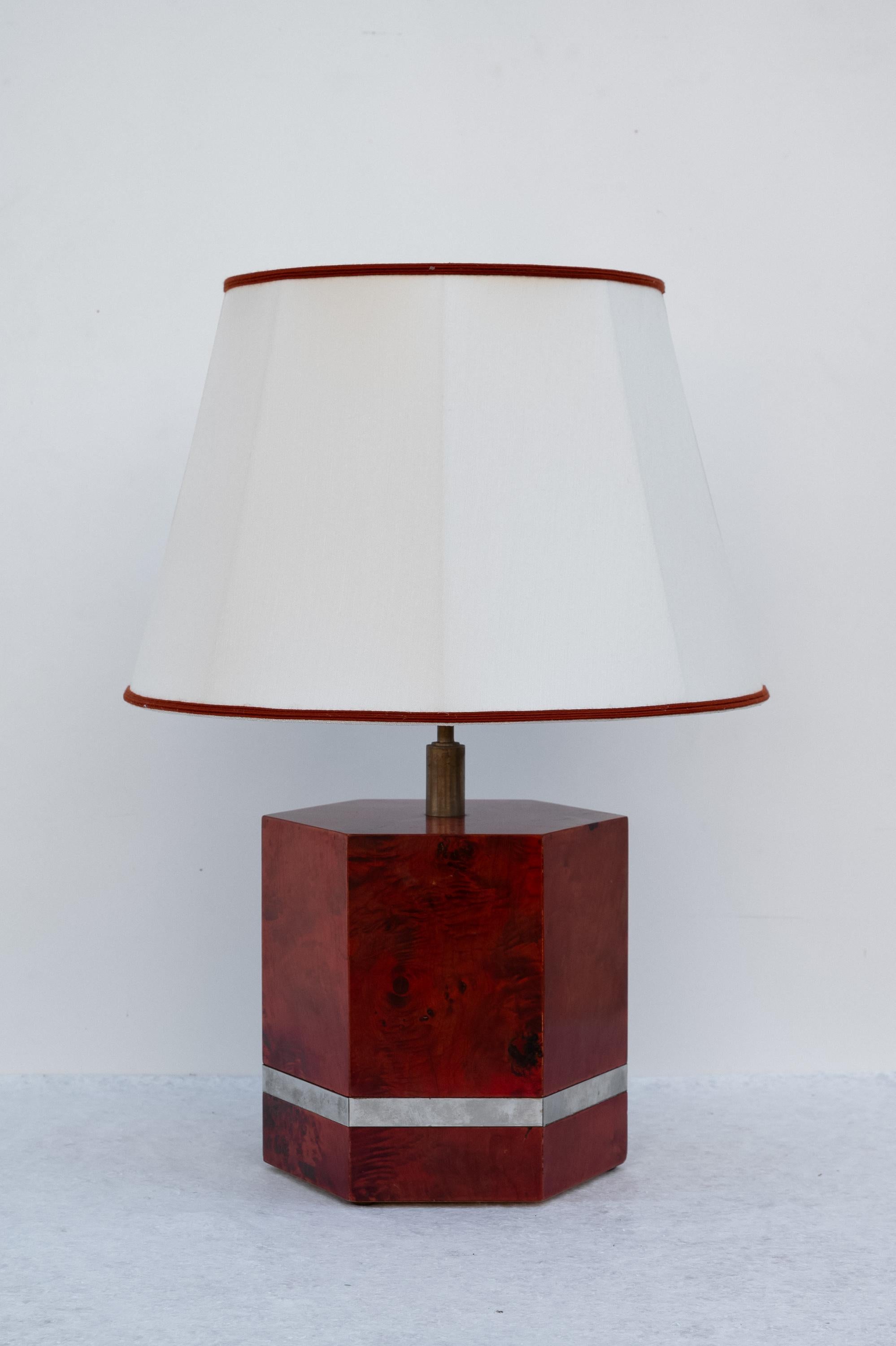 Lampada Esagonale da tavolo Tommaso Barbi, Made in Italy, Anni '70.
Straordinaria e Rarissima lampada esagonale da tavolo di Tommaso Barbi dallo stile raffinato e si distingue dalla qualità dei materiali. Questa lampada dalla forma esagonale è stata
