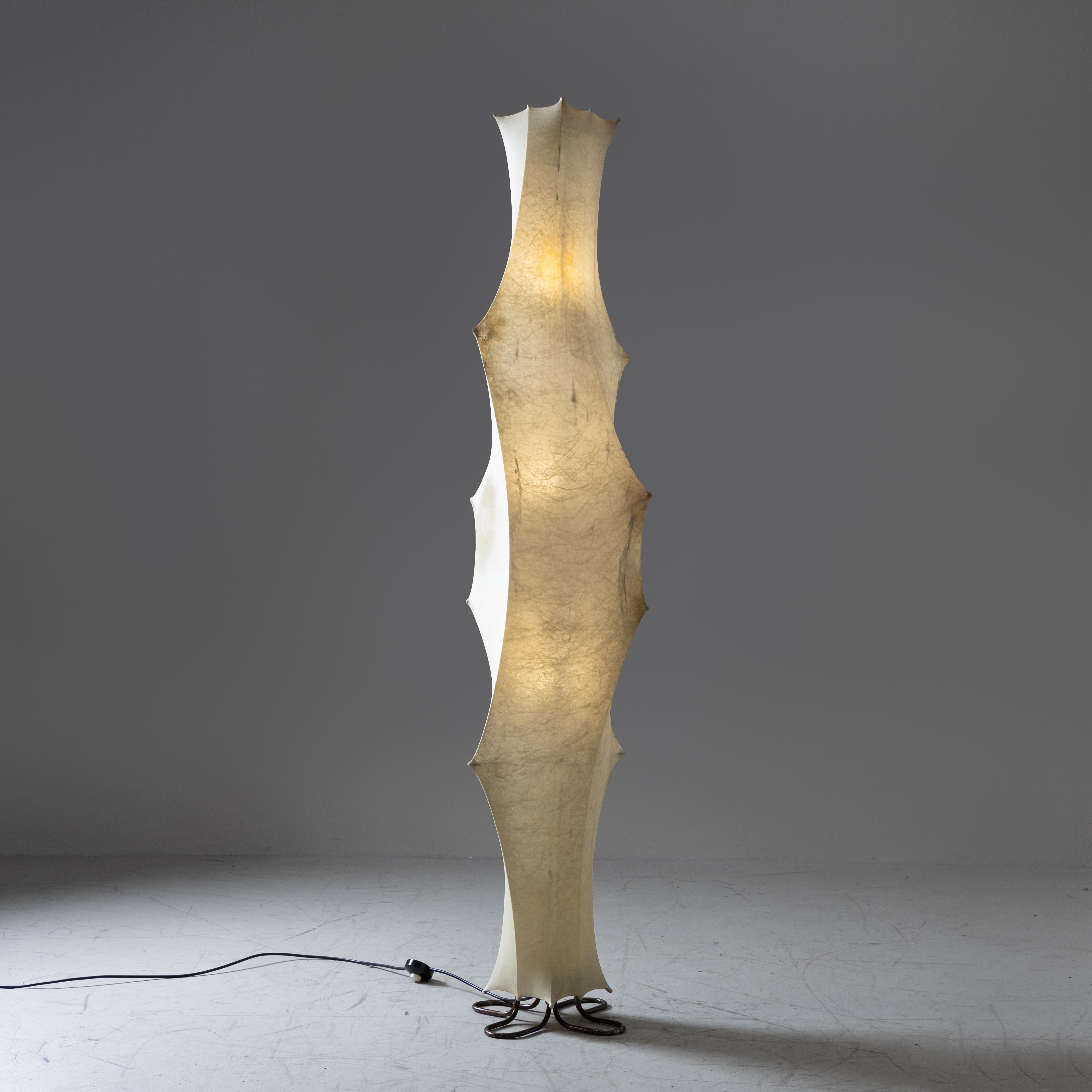 Lampada da terra Fantasma, design di Tobia Scarpa per Flos, Italia, 1961. Caratterizzata da un iconico design organico, la lampada Fantasma è realizzata con una struttura interna in metallo rivestita in tessuto Cocoon, un materiale sperimentale che