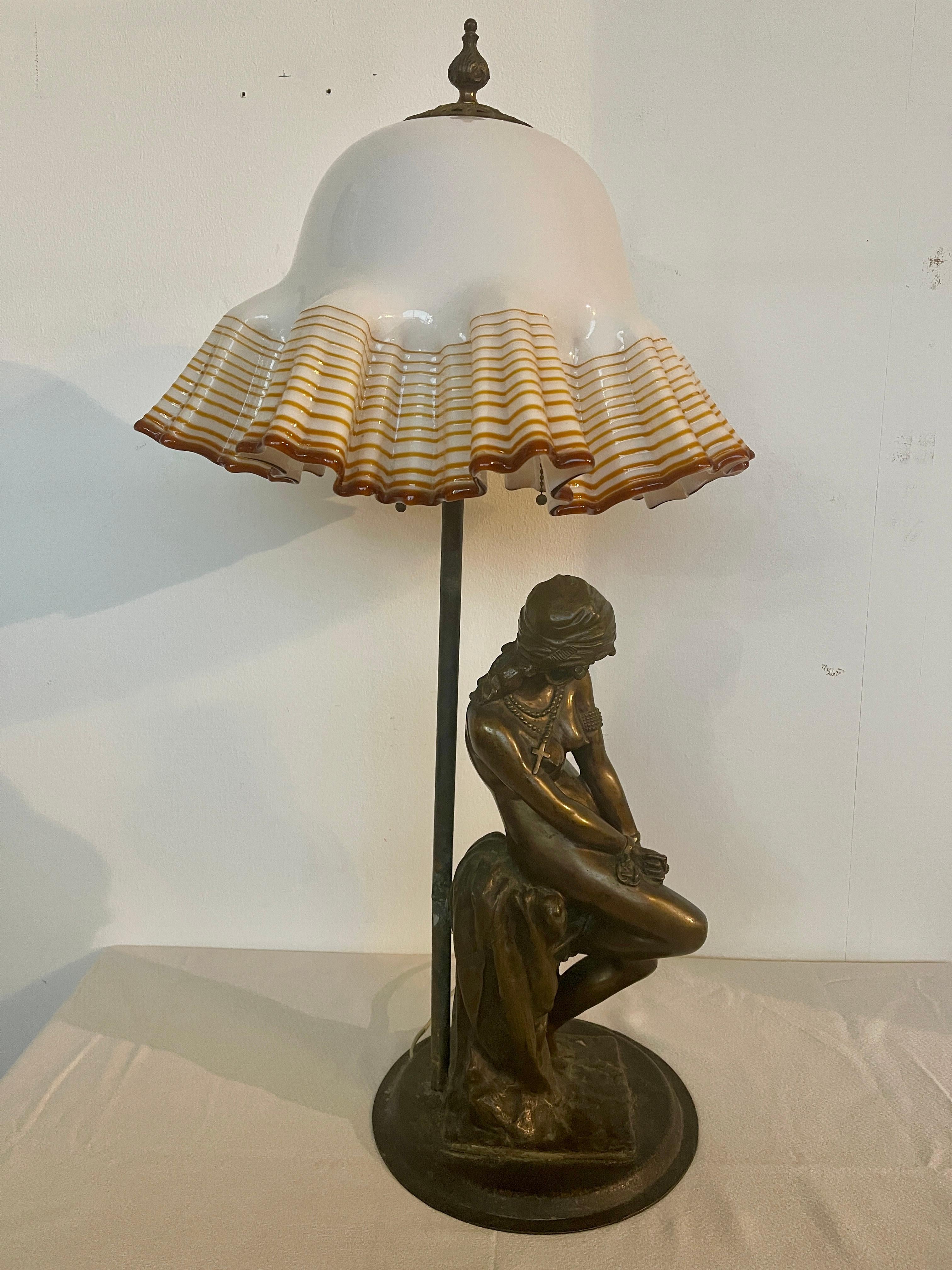 Lampe figurative en bronze et verre de Murano Art nouveau 20e siècle en vente 3