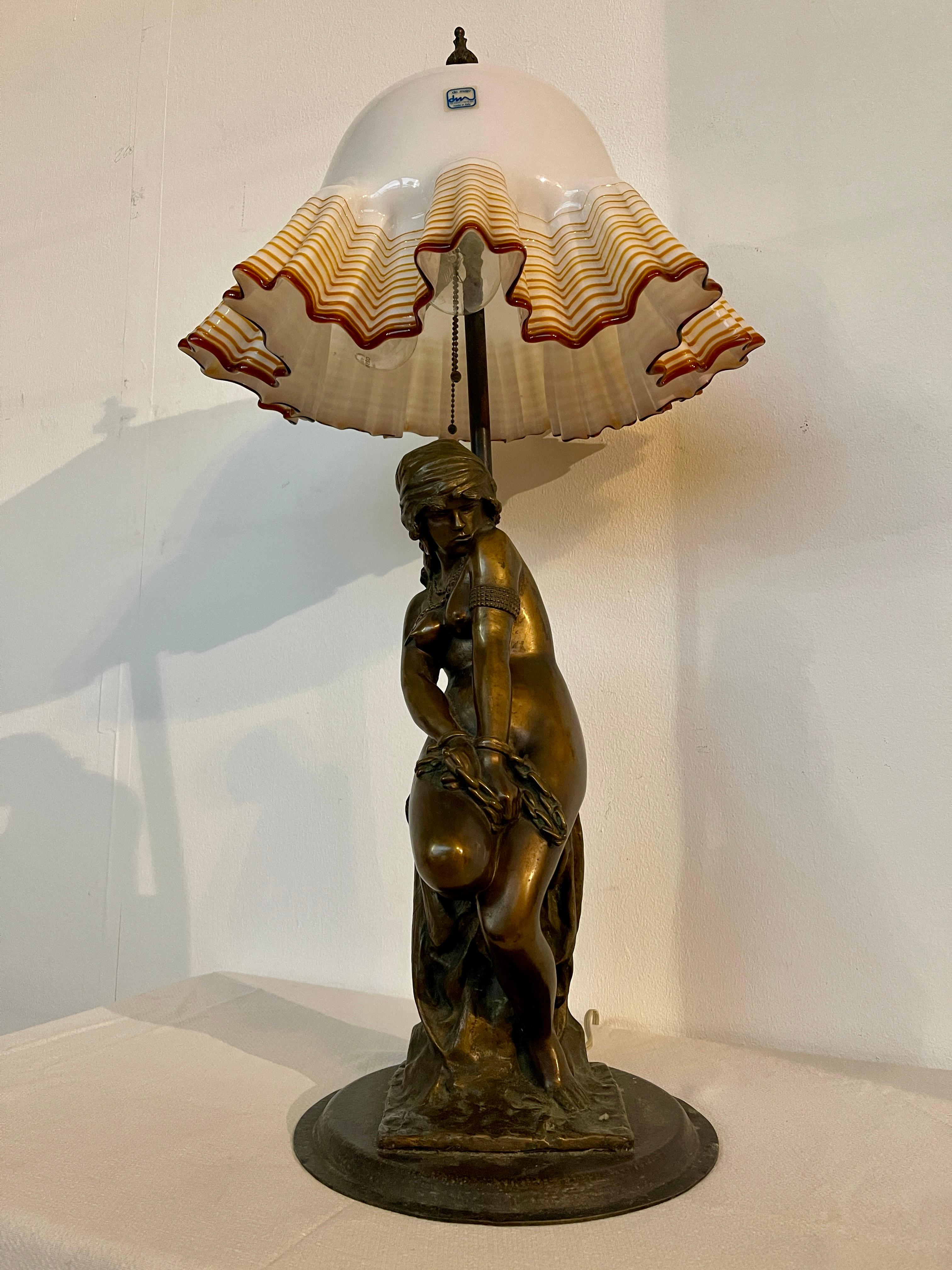 Lampe figurative en bronze et verre de Murano Art nouveau 20e siècle en vente 5