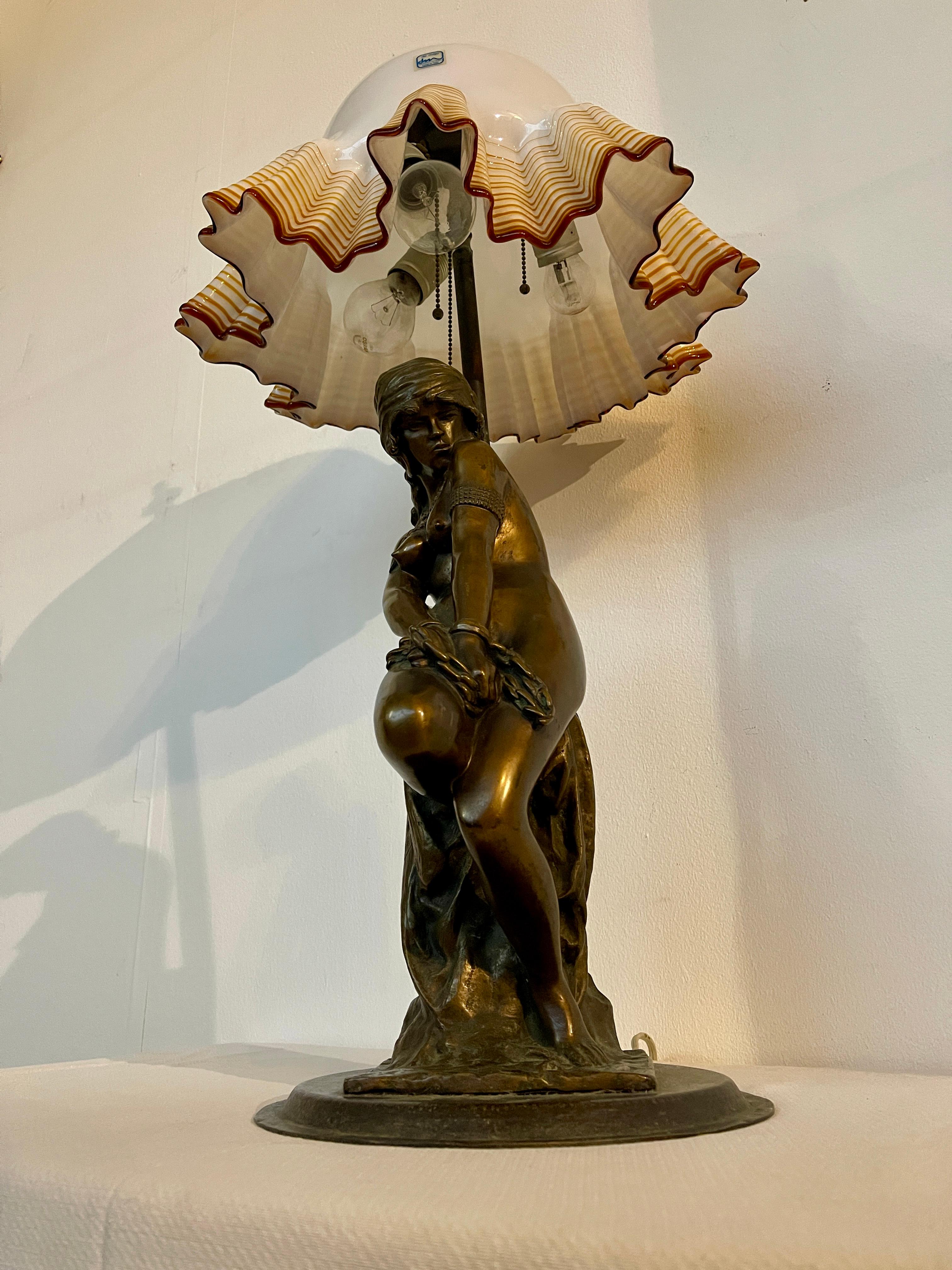 Lampe figurative en bronze et verre de Murano Art nouveau 20e siècle en vente 6