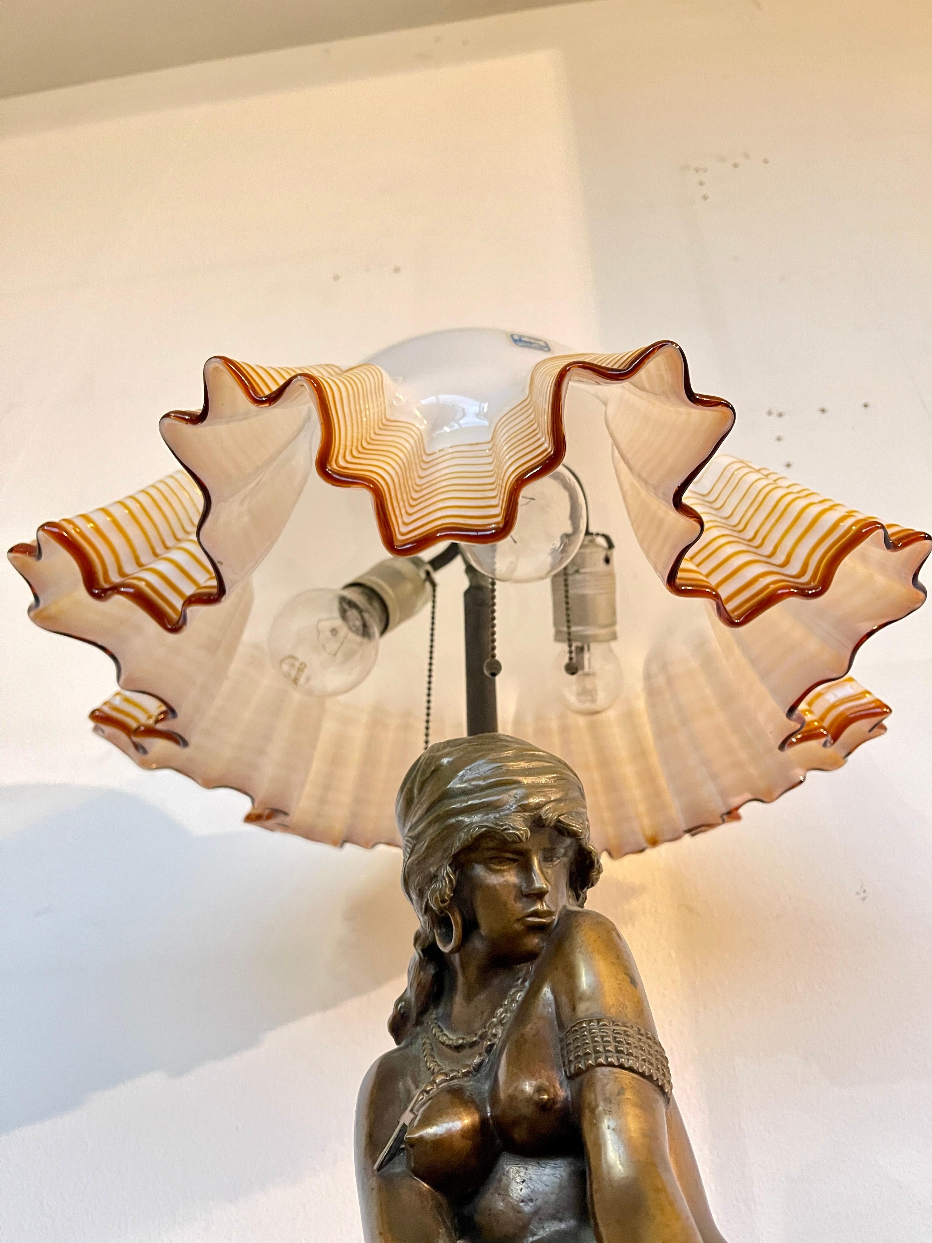 Lampe figurative en bronze et verre de Murano Art nouveau 20e siècle en vente 7